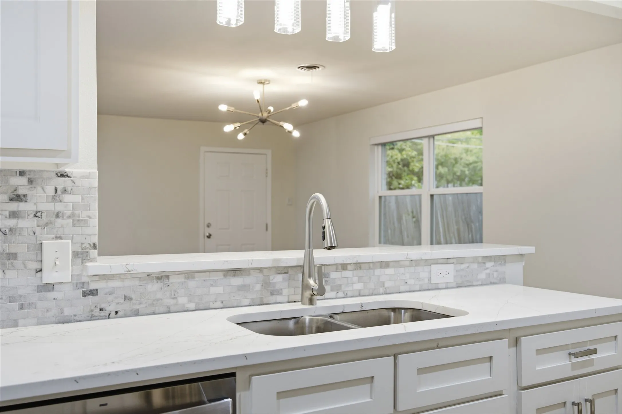 Single Family Residence For Sale in Dallas County , 515 Lowell Lane, Richardson, Texas 75080, 3 Bedroom, 2 Bathroom, 2 Garage spaces, 1,422 Sqft, built in 1959, mls#21382110, Real Estate Agent in Richardson, Homes For Sale in Dallas county, Homes For Sale in Richardson, Realtor in Richardson Texas, Real Estate Brokerage Independent Realty Texas, Luminita Cordes Realtor