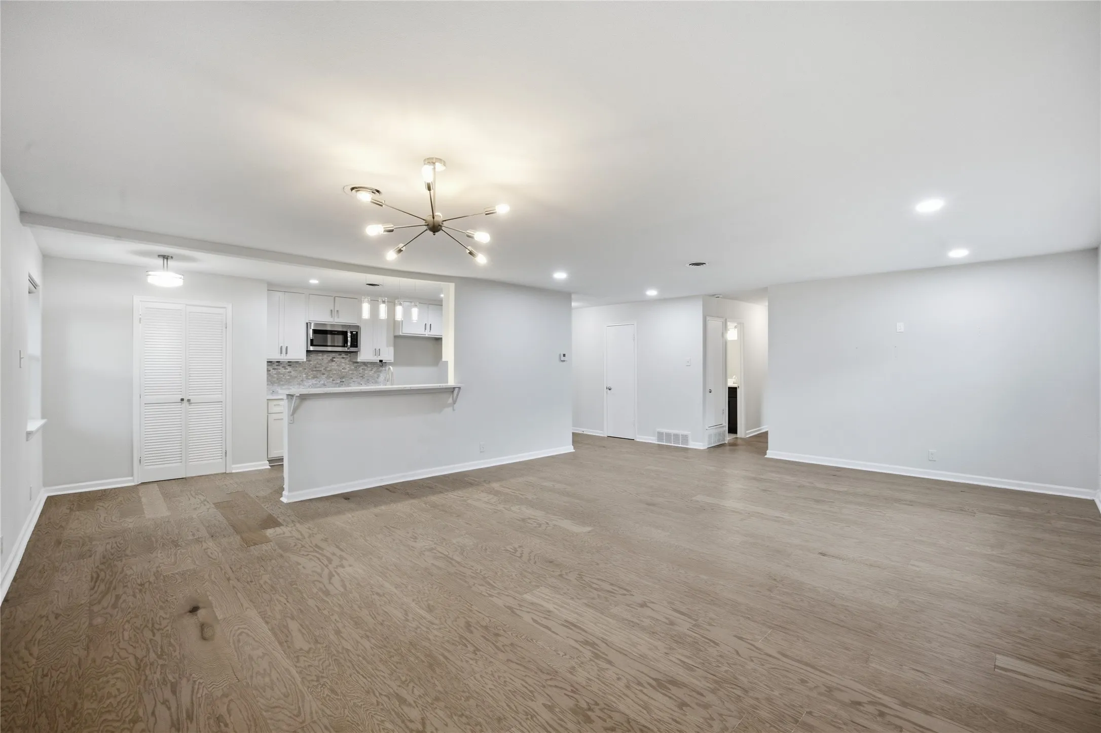 Single Family Residence For Sale in Dallas County , 515 Lowell Lane, Richardson, Texas 75080, 3 Bedroom, 2 Bathroom, 2 Garage spaces, 1,422 Sqft, built in 1959, mls#21382110, Real Estate Agent in Richardson, Homes For Sale in Dallas county, Homes For Sale in Richardson, Realtor in Richardson Texas, Real Estate Brokerage Independent Realty Texas, Luminita Cordes Realtor