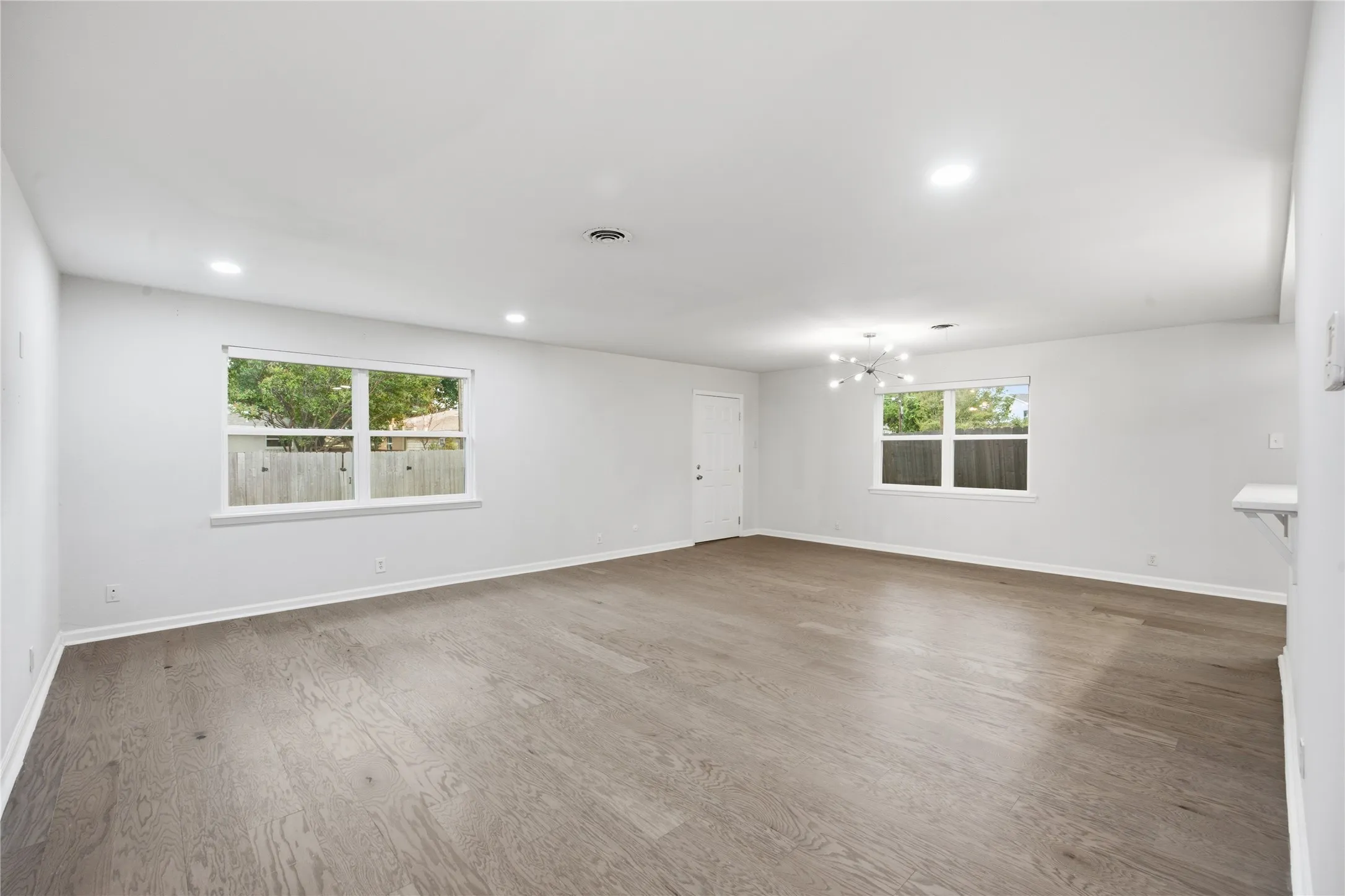 Single Family Residence For Sale in Dallas County , 515 Lowell Lane, Richardson, Texas 75080, 3 Bedroom, 2 Bathroom, 2 Garage spaces, 1,422 Sqft, built in 1959, mls#21382110, Real Estate Agent in Richardson, Homes For Sale in Dallas county, Homes For Sale in Richardson, Realtor in Richardson Texas, Real Estate Brokerage Independent Realty Texas, Luminita Cordes Realtor