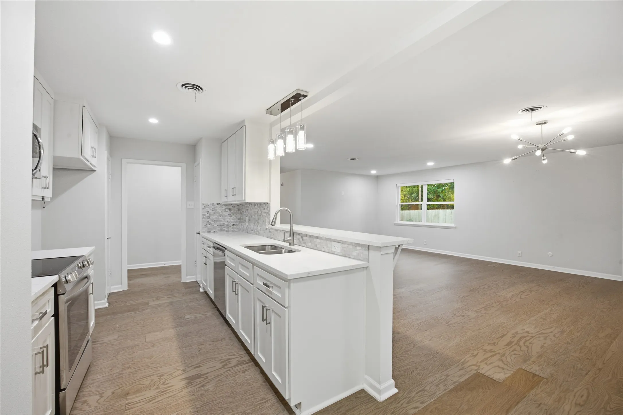 Single Family Residence For Sale in Dallas County , 515 Lowell Lane, Richardson, Texas 75080, 3 Bedroom, 2 Bathroom, 2 Garage spaces, 1,422 Sqft, built in 1959, mls#21382110, Real Estate Agent in Richardson, Homes For Sale in Dallas county, Homes For Sale in Richardson, Realtor in Richardson Texas, Real Estate Brokerage Independent Realty Texas, Luminita Cordes Realtor