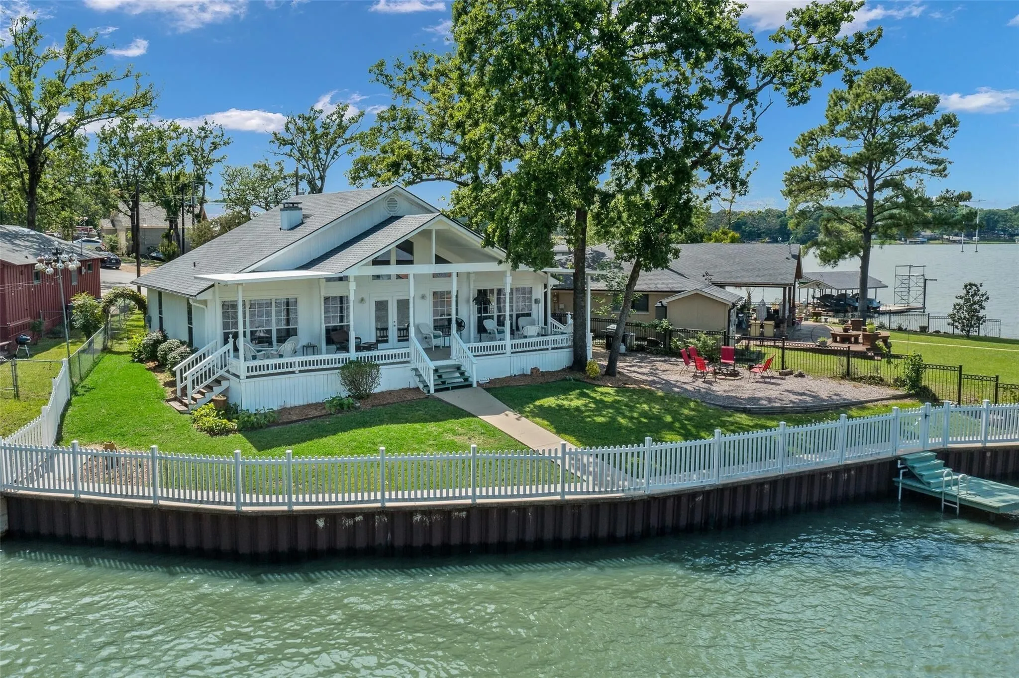 Single Family Residence For Sale in Henderson County , 102 Shore Line Drive, Tool, Texas 75143, 3 Bedroom, 2 Bathroom, 2 Garage spaces, 1,471 Sqft, built in 2005, mls#21379774, Real Estate Agent in Tool, Homes For Sale in Henderson county, Homes For Sale in Tool, Realtor in Tool Texas, Real Estate Brokerage Independent Realty Texas, Luminita Cordes Realtor