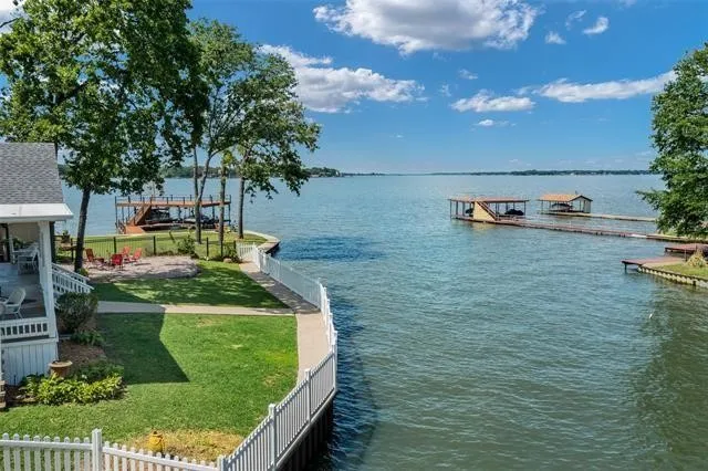 Single Family Residence For Sale in Henderson County , 102 Shore Line Drive, Tool, Texas 75143, 3 Bedroom, 2 Bathroom, 2 Garage spaces, 1,471 Sqft, built in 2005, mls#21379774, Real Estate Agent in Tool, Homes For Sale in Henderson county, Homes For Sale in Tool, Realtor in Tool Texas, Real Estate Brokerage Independent Realty Texas, Luminita Cordes Realtor
