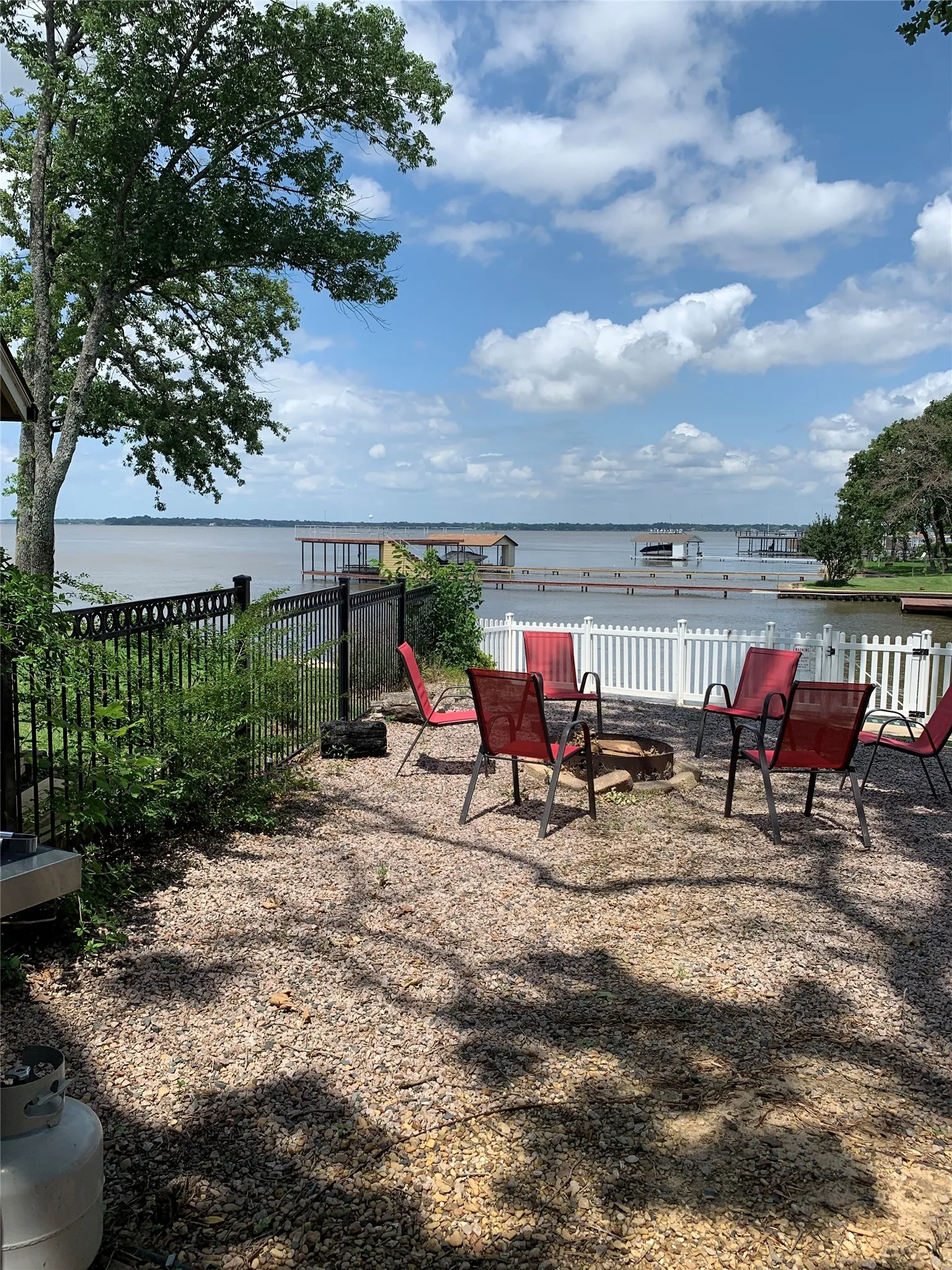 Single Family Residence For Sale in Henderson County , 102 Shore Line Drive, Tool, Texas 75143, 3 Bedroom, 2 Bathroom, 2 Garage spaces, 1,471 Sqft, built in 2005, mls#21379774, Real Estate Agent in Tool, Homes For Sale in Henderson county, Homes For Sale in Tool, Realtor in Tool Texas, Real Estate Brokerage Independent Realty Texas, Luminita Cordes Realtor