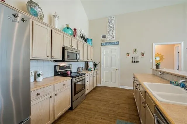 Single Family Residence For Sale in Henderson County , 102 Shore Line Drive, Tool, Texas 75143, 3 Bedroom, 2 Bathroom, 2 Garage spaces, 1,471 Sqft, built in 2005, mls#21379774, Real Estate Agent in Tool, Homes For Sale in Henderson county, Homes For Sale in Tool, Realtor in Tool Texas, Real Estate Brokerage Independent Realty Texas, Luminita Cordes Realtor