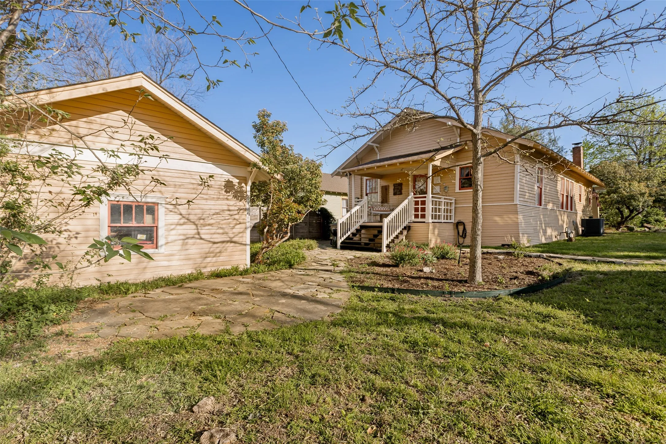 Single Family Residence For Sale in Collin County , 408 Heard Street, Mc Kinney, Texas 75069, 3 Bedroom, 1 Bathroom, 1 Garage spaces, 1,316 Sqft, built in 1930, mls#21380320, Real Estate Agent in Mc Kinney, Homes For Sale in Collin county, Homes For Sale in Mc Kinney, Realtor in Mc Kinney Texas, Real Estate Brokerage Independent Realty Texas, Luminita Cordes Realtor