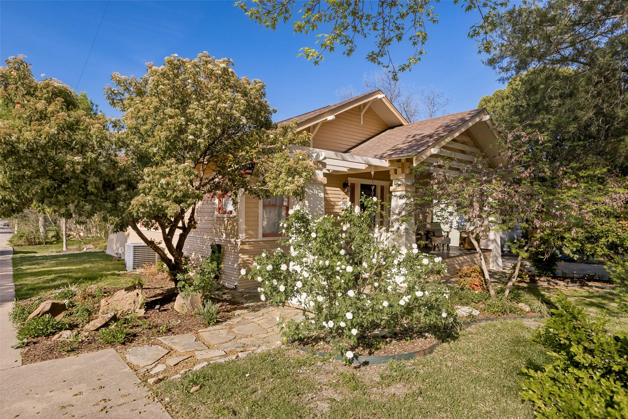 Single Family Residence For Sale in Collin County , 408 Heard Street, Mc Kinney, Texas 75069, 3 Bedroom, 1 Bathroom, 1 Garage spaces, 1,316 Sqft, built in 1930, mls#21380320, Real Estate Agent in Mc Kinney, Homes For Sale in Collin county, Homes For Sale in Mc Kinney, Realtor in Mc Kinney Texas, Real Estate Brokerage Independent Realty Texas, Luminita Cordes Realtor