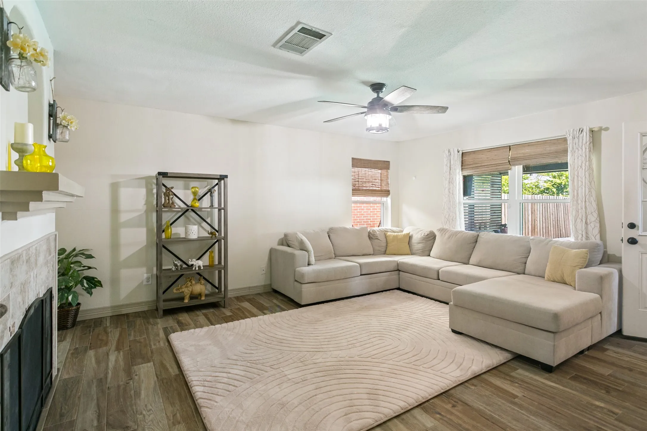 Single Family Residence For Sale in Denton County , 2213 Bresee Drive, Carrollton, Texas 75010, 4 Bedroom, 3 Bathroom, 2 Garage spaces, 2,026 Sqft, built in 1997, mls#21378623, Real Estate Agent in Carrollton, Homes For Sale in Denton county, Homes For Sale in Carrollton, Realtor in Carrollton Texas, Real Estate Brokerage Independent Realty Texas, Luminita Cordes Realtor
