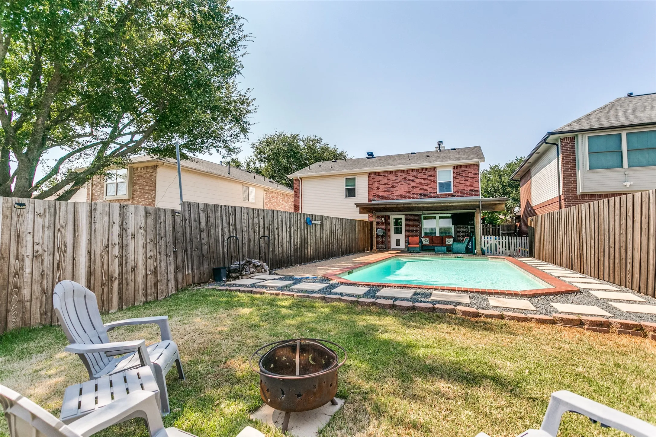 Single Family Residence For Sale in Denton County , 2213 Bresee Drive, Carrollton, Texas 75010, 4 Bedroom, 3 Bathroom, 2 Garage spaces, 2,026 Sqft, built in 1997, mls#21378623, Real Estate Agent in Carrollton, Homes For Sale in Denton county, Homes For Sale in Carrollton, Realtor in Carrollton Texas, Real Estate Brokerage Independent Realty Texas, Luminita Cordes Realtor
