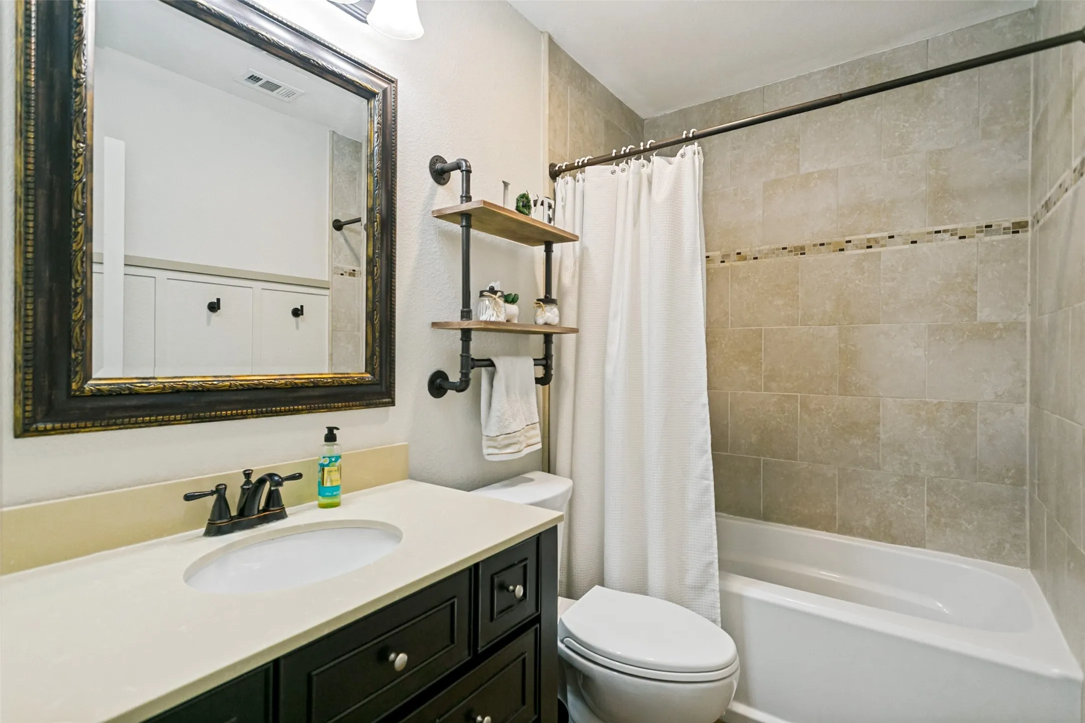 Single Family Residence For Sale in Denton County , 2213 Bresee Drive, Carrollton, Texas 75010, 4 Bedroom, 3 Bathroom, 2 Garage spaces, 2,026 Sqft, built in 1997, mls#21378623, Real Estate Agent in Carrollton, Homes For Sale in Denton county, Homes For Sale in Carrollton, Realtor in Carrollton Texas, Real Estate Brokerage Independent Realty Texas, Luminita Cordes Realtor