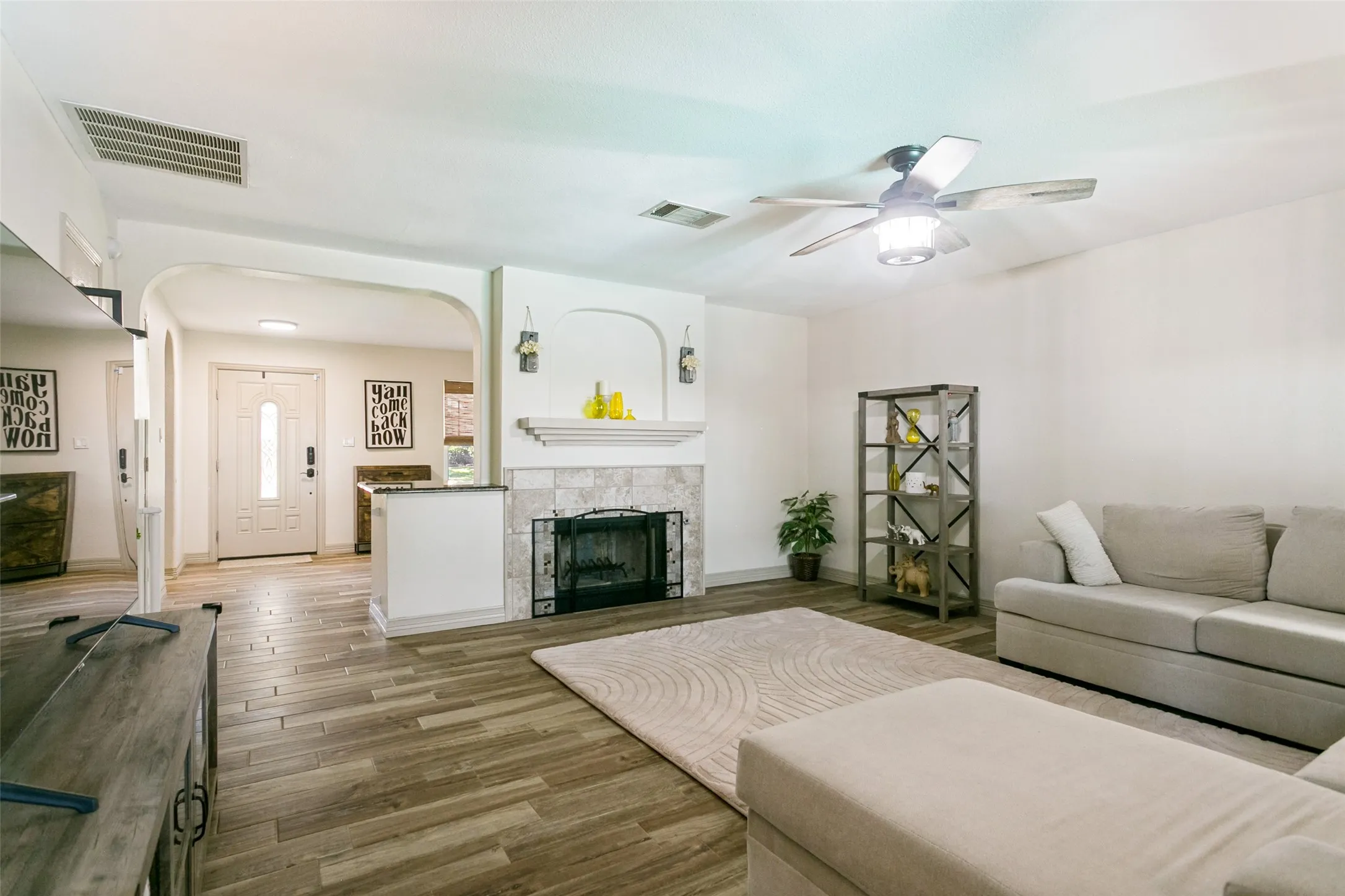 Single Family Residence For Sale in Denton County , 2213 Bresee Drive, Carrollton, Texas 75010, 4 Bedroom, 3 Bathroom, 2 Garage spaces, 2,026 Sqft, built in 1997, mls#21378623, Real Estate Agent in Carrollton, Homes For Sale in Denton county, Homes For Sale in Carrollton, Realtor in Carrollton Texas, Real Estate Brokerage Independent Realty Texas, Luminita Cordes Realtor