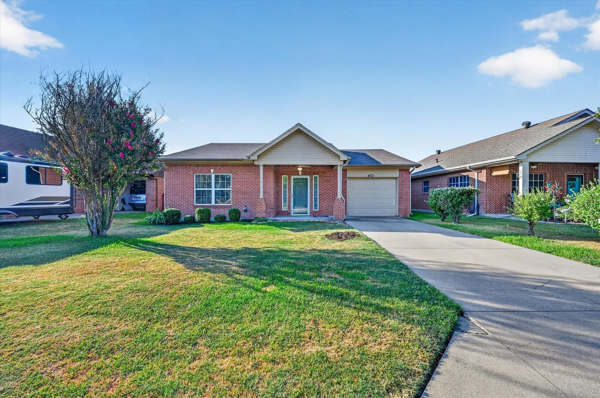 Single Family Residence For Sale in Johnson County , 433 Oak Street, Burleson, Texas 76028, 2 Bedroom, 2 Bathroom, 1 Garage spaces, 1,374 Sqft, built in 2004, mls#21381113, Real Estate Agent in Burleson, Homes For Sale in Johnson county, Homes For Sale in Burleson, Realtor in Burleson Texas, Real Estate Brokerage Independent Realty Texas, Luminita Cordes Realtor