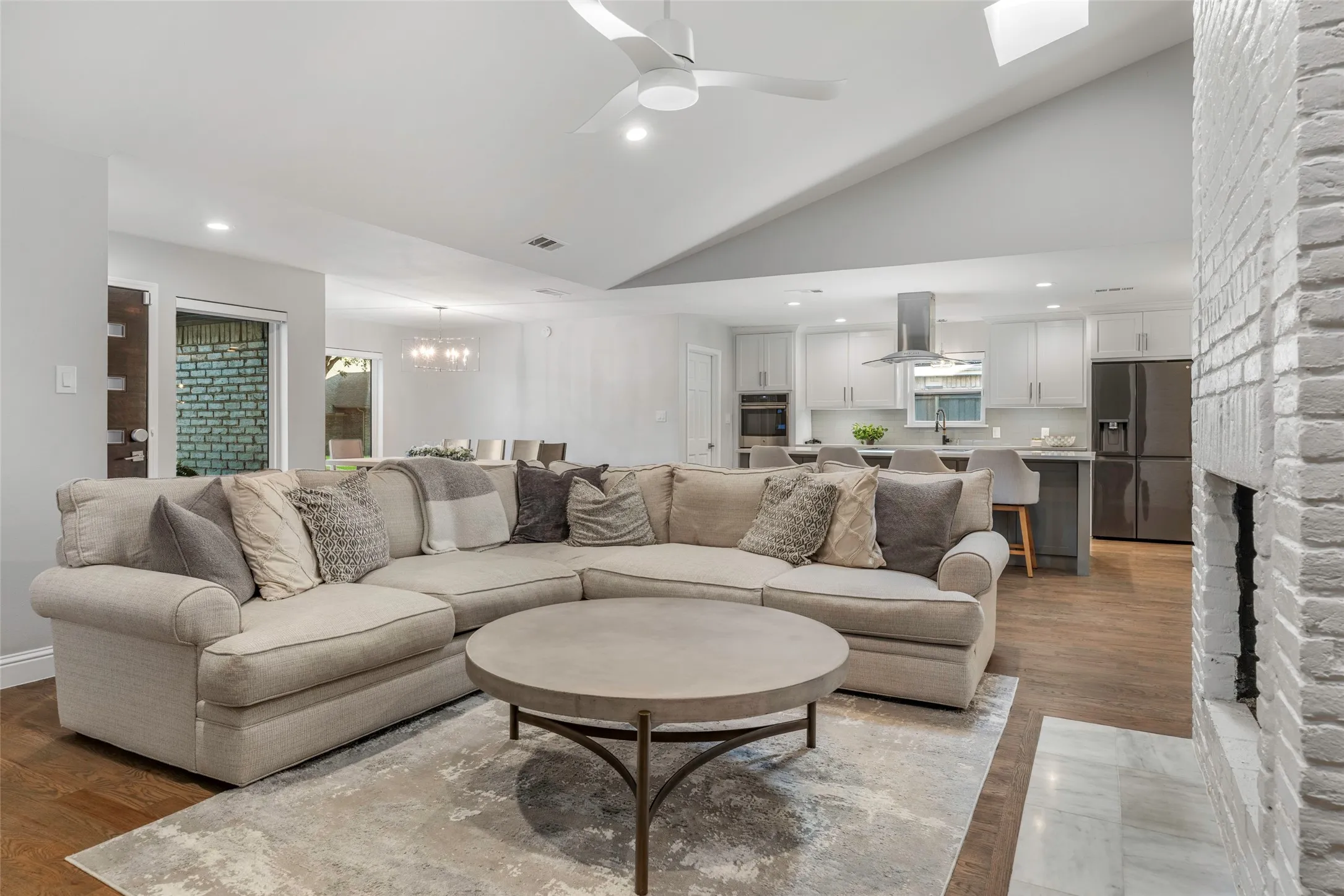 Single Family Residence For Sale in Dallas County , 6639 Clearhaven Circle, Dallas, Texas 75248, 4 Bedroom, 4 Bathroom, 2 Garage spaces, 3,141 Sqft, built in 1978, mls#21381143, Real Estate Agent in Dallas, Homes For Sale in Dallas county, Homes For Sale in Dallas, Realtor in Dallas Texas, Real Estate Brokerage Independent Realty Texas, Luminita Cordes Realtor