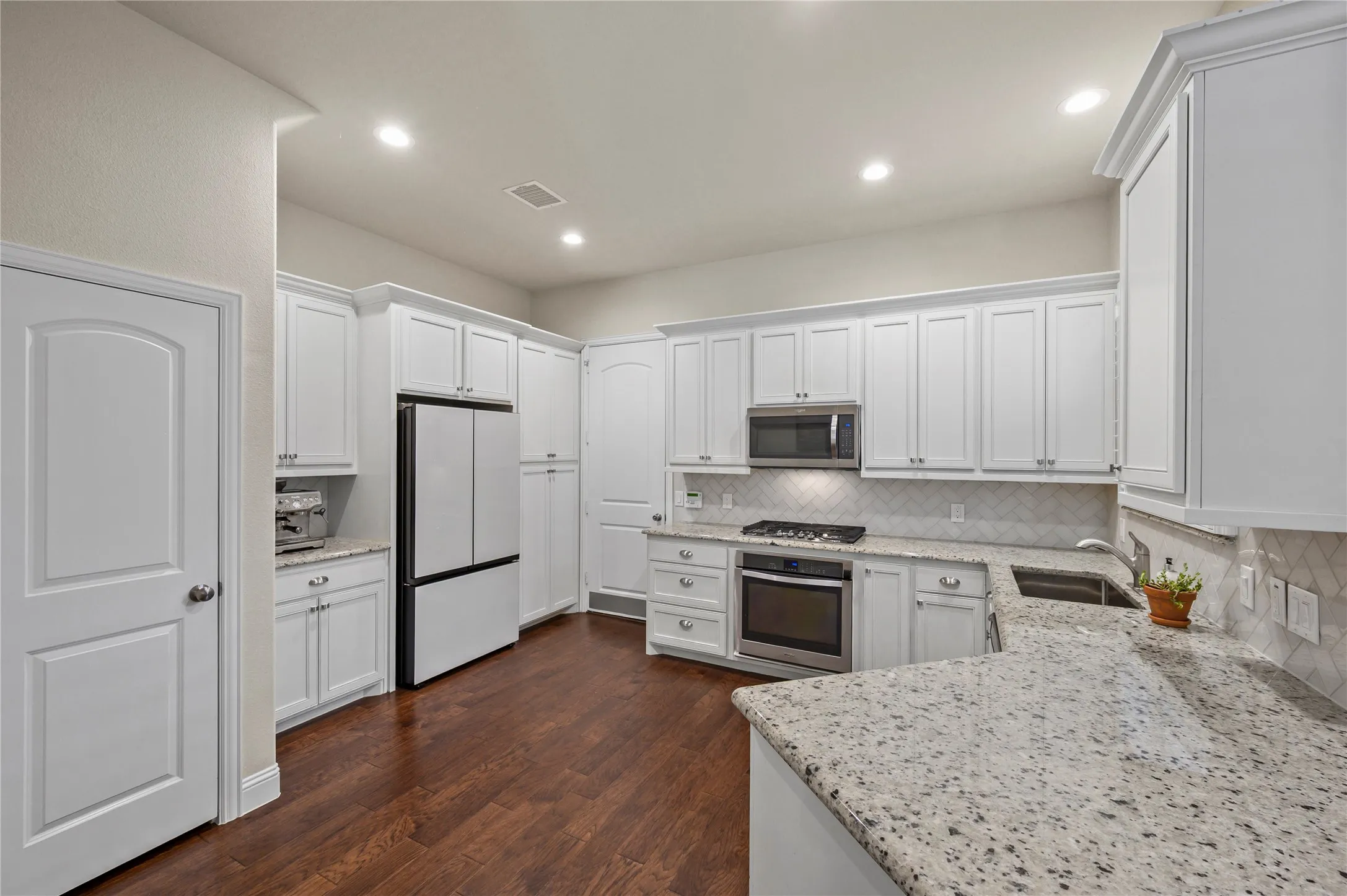 Townhouse For Sale in Denton County , 4161 Broadway Avenue, Flower Mound, Texas 75028, 3 Bedroom, 3 Bathroom, 2 Garage spaces, 1,969 Sqft, built in 2018, mls#21382155, Real Estate Agent in Flower Mound, Homes For Sale in Denton county, Homes For Sale in Flower Mound, Realtor in Flower Mound Texas, Real Estate Brokerage Independent Realty Texas, Luminita Cordes Realtor