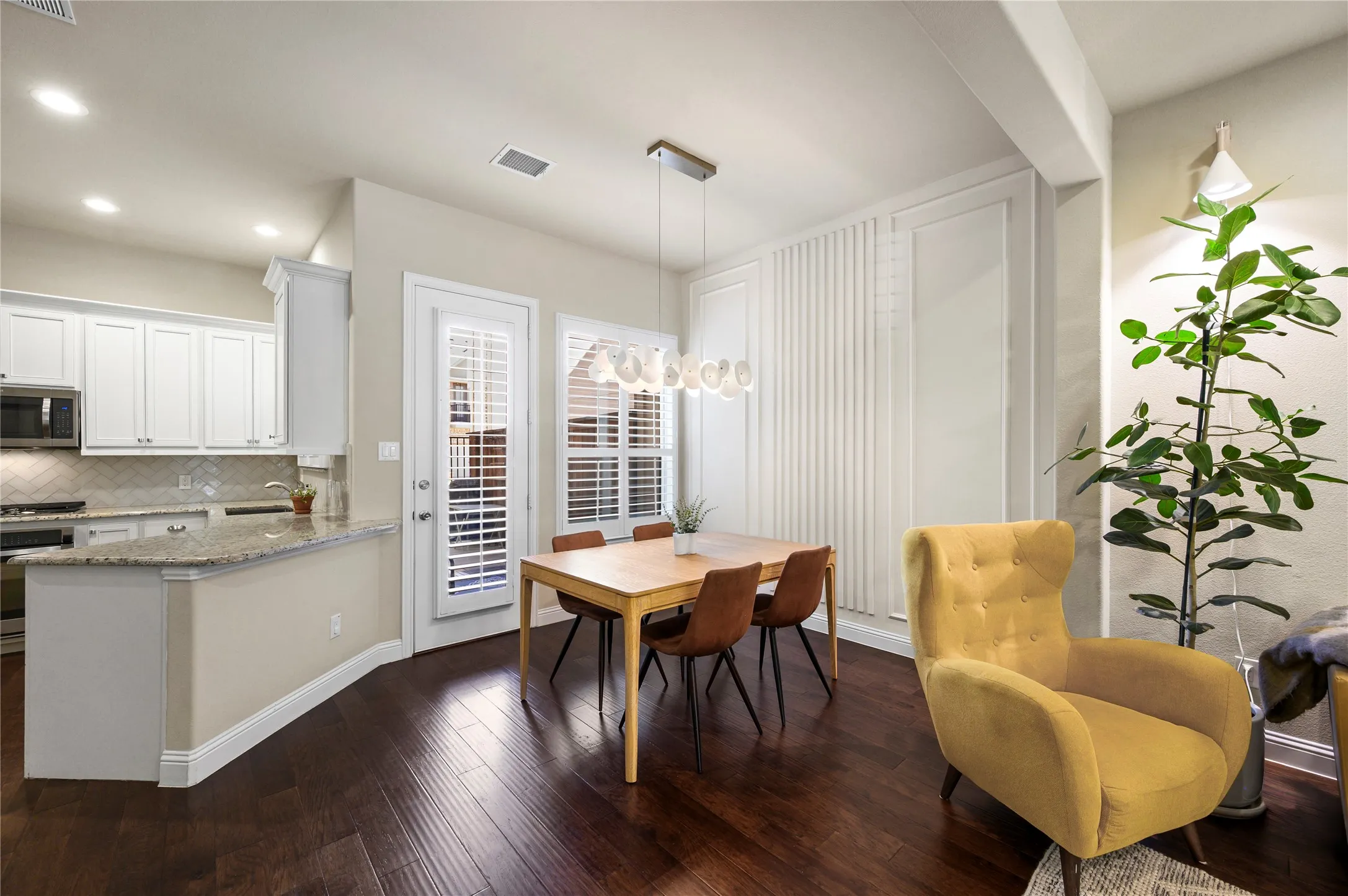 Townhouse For Sale in Denton County , 4161 Broadway Avenue, Flower Mound, Texas 75028, 3 Bedroom, 3 Bathroom, 2 Garage spaces, 1,969 Sqft, built in 2018, mls#21382155, Real Estate Agent in Flower Mound, Homes For Sale in Denton county, Homes For Sale in Flower Mound, Realtor in Flower Mound Texas, Real Estate Brokerage Independent Realty Texas, Luminita Cordes Realtor