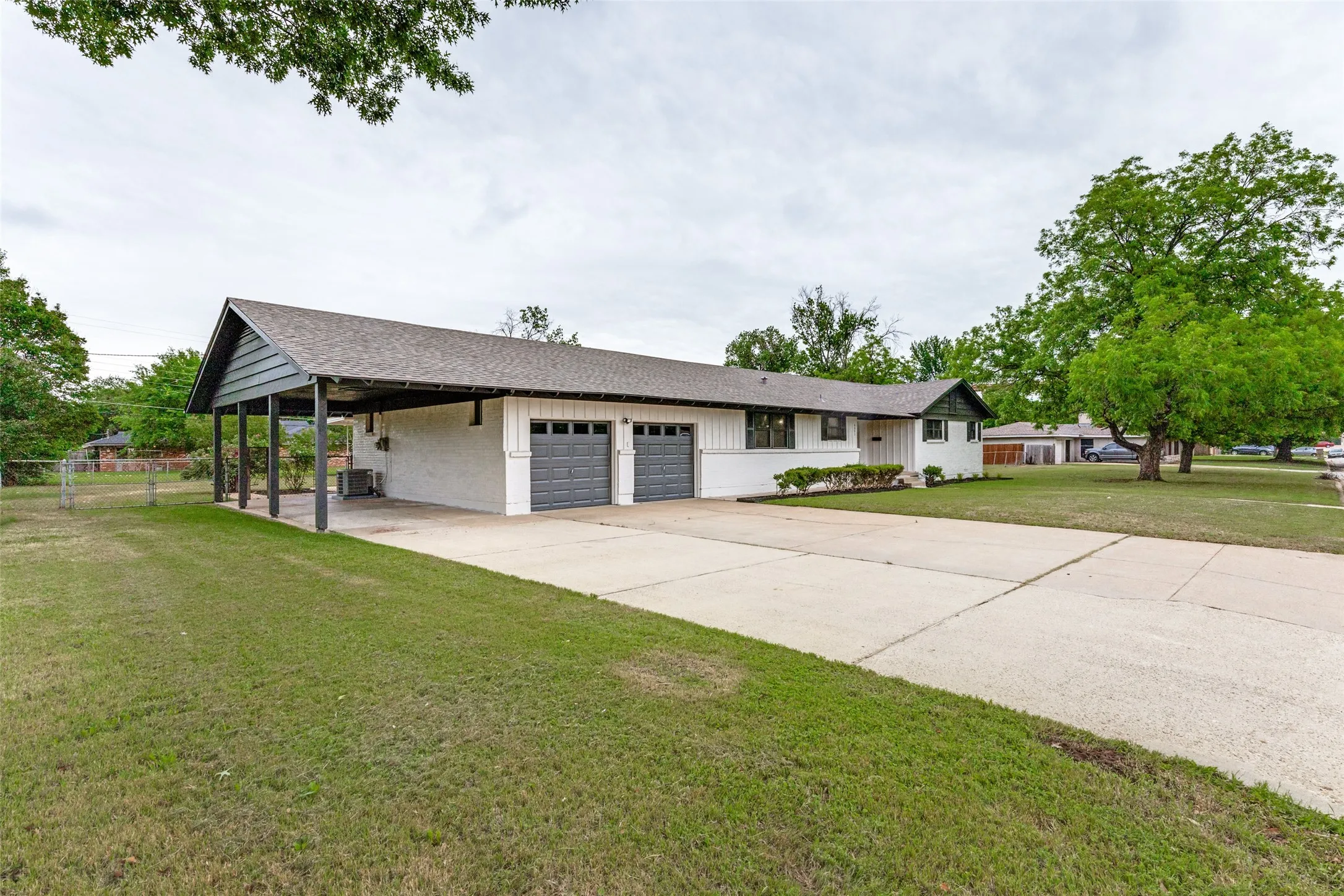Single Family Residence For Sale in Tarrant County , 4900 Nevada Trail, North Richland Hills, Texas 76180, 3 Bedroom, 3 Bathroom, 2 Garage spaces, 1,983 Sqft, built in 1962, mls#21381657, Real Estate Agent in North Richland Hills, Homes For Sale in Tarrant county, Homes For Sale in North Richland Hills, Realtor in North Richland Hills Texas, Real Estate Brokerage Independent Realty Texas, Luminita Cordes Realtor