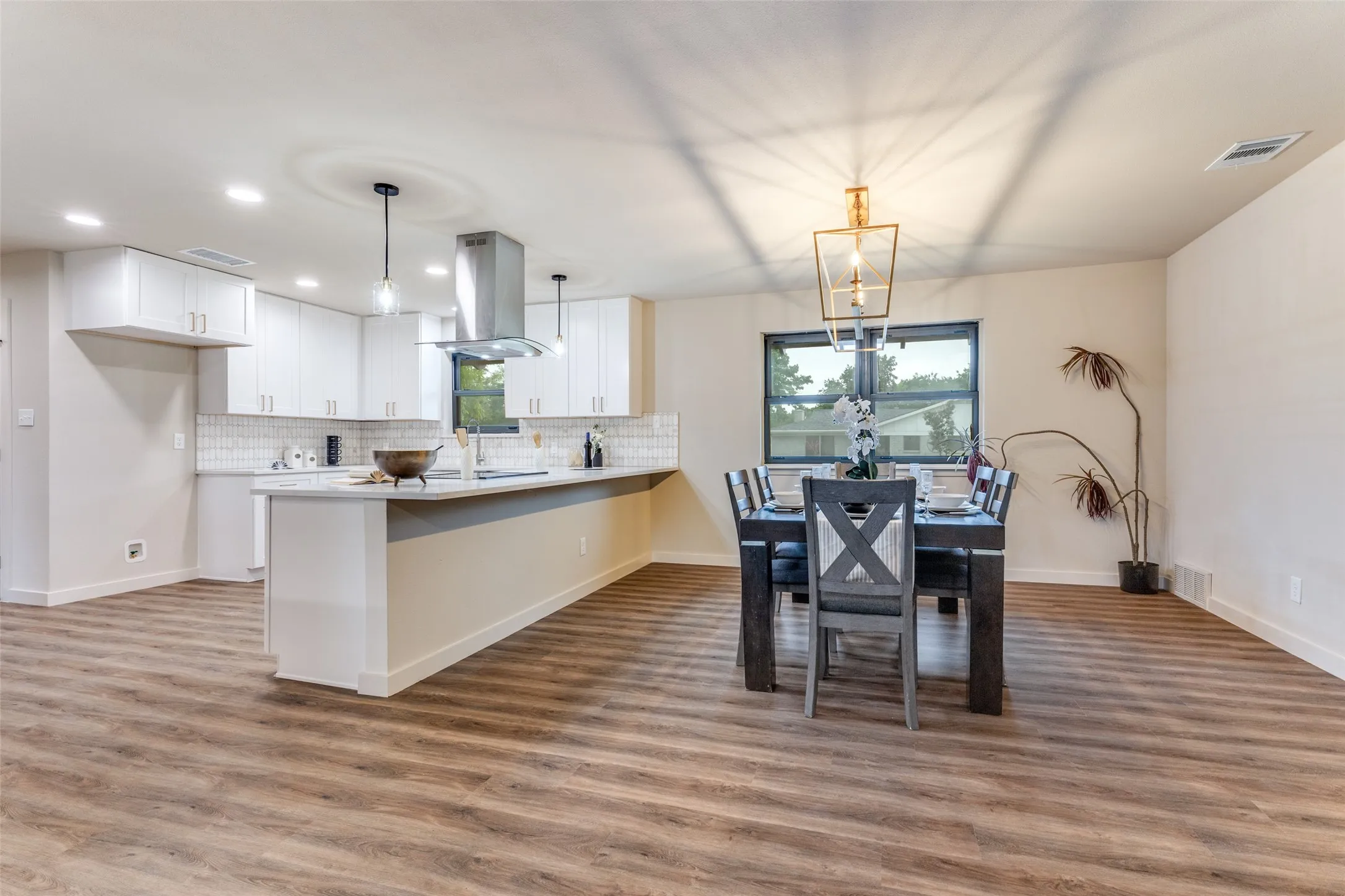 Single Family Residence For Sale in Tarrant County , 4900 Nevada Trail, North Richland Hills, Texas 76180, 3 Bedroom, 3 Bathroom, 2 Garage spaces, 1,983 Sqft, built in 1962, mls#21381657, Real Estate Agent in North Richland Hills, Homes For Sale in Tarrant county, Homes For Sale in North Richland Hills, Realtor in North Richland Hills Texas, Real Estate Brokerage Independent Realty Texas, Luminita Cordes Realtor