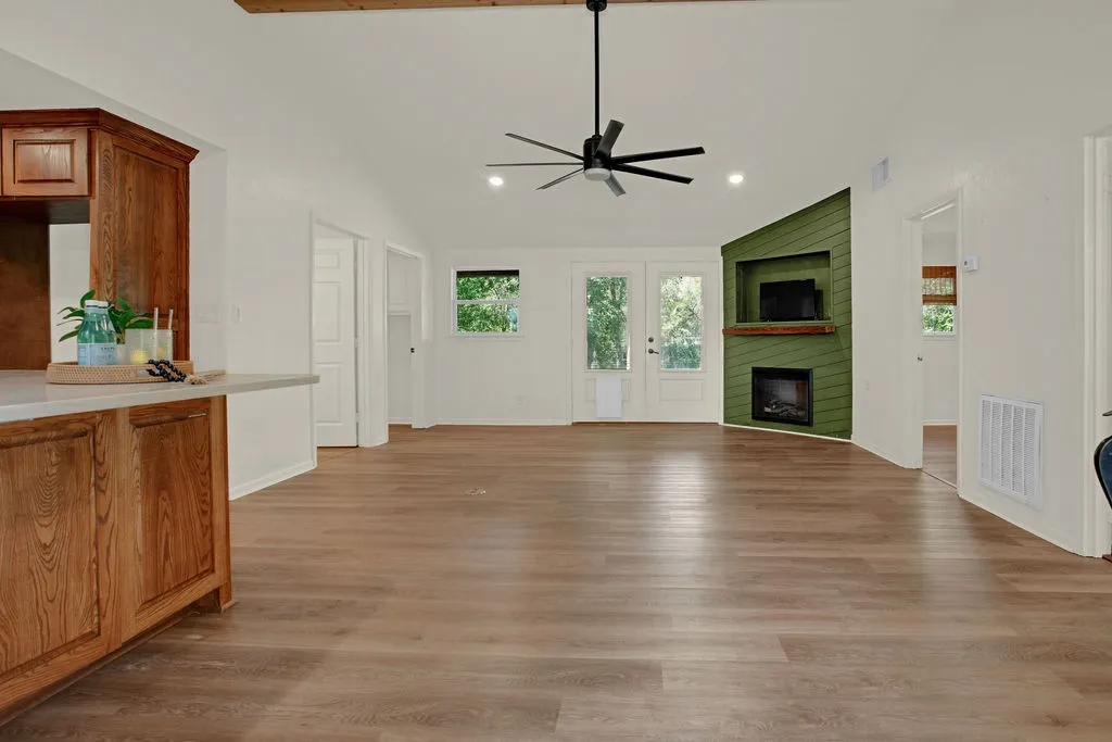 Single Family Residence For Sale in Smith County , 224 Hideaway Lane E, Hideaway, Texas 75771, 2 Bedroom, 2 Bathroom, Garage spaces, 1,330 Sqft, built in 1970, mls#21382158, Real Estate Agent in Hideaway, Homes For Sale in Smith county, Homes For Sale in Hideaway, Realtor in Hideaway Texas, Real Estate Brokerage Independent Realty Texas, Luminita Cordes Realtor