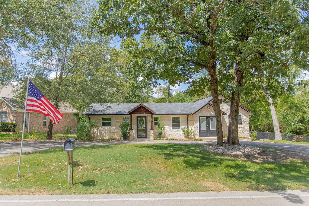 Single Family Residence For Sale in Smith County , 224 Hideaway Lane E, Hideaway, Texas 75771, 2 Bedroom, 2 Bathroom, Garage spaces, 1,330 Sqft, built in 1970, mls#21382158, Real Estate Agent in Hideaway, Homes For Sale in Smith county, Homes For Sale in Hideaway, Realtor in Hideaway Texas, Real Estate Brokerage Independent Realty Texas, Luminita Cordes Realtor