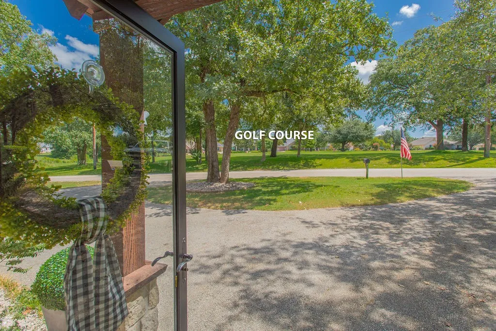 Single Family Residence For Sale in Smith County , 224 Hideaway Lane E, Hideaway, Texas 75771, 2 Bedroom, 2 Bathroom, Garage spaces, 1,330 Sqft, built in 1970, mls#21382158, Real Estate Agent in Hideaway, Homes For Sale in Smith county, Homes For Sale in Hideaway, Realtor in Hideaway Texas, Real Estate Brokerage Independent Realty Texas, Luminita Cordes Realtor