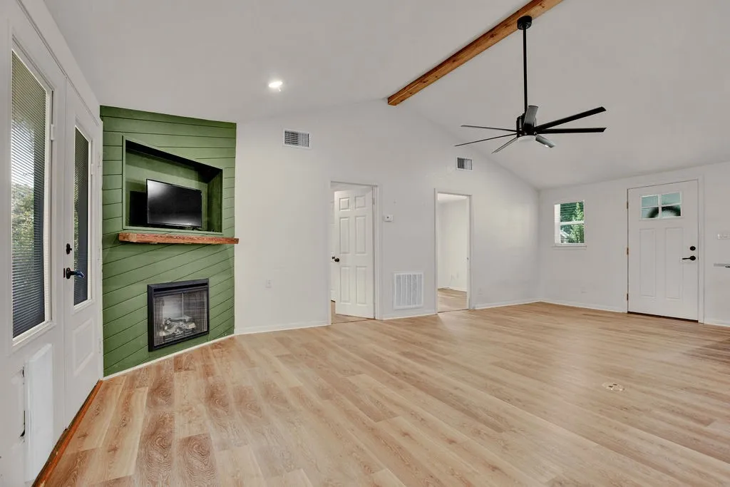 Single Family Residence For Sale in Smith County , 224 Hideaway Lane E, Hideaway, Texas 75771, 2 Bedroom, 2 Bathroom, Garage spaces, 1,330 Sqft, built in 1970, mls#21382158, Real Estate Agent in Hideaway, Homes For Sale in Smith county, Homes For Sale in Hideaway, Realtor in Hideaway Texas, Real Estate Brokerage Independent Realty Texas, Luminita Cordes Realtor