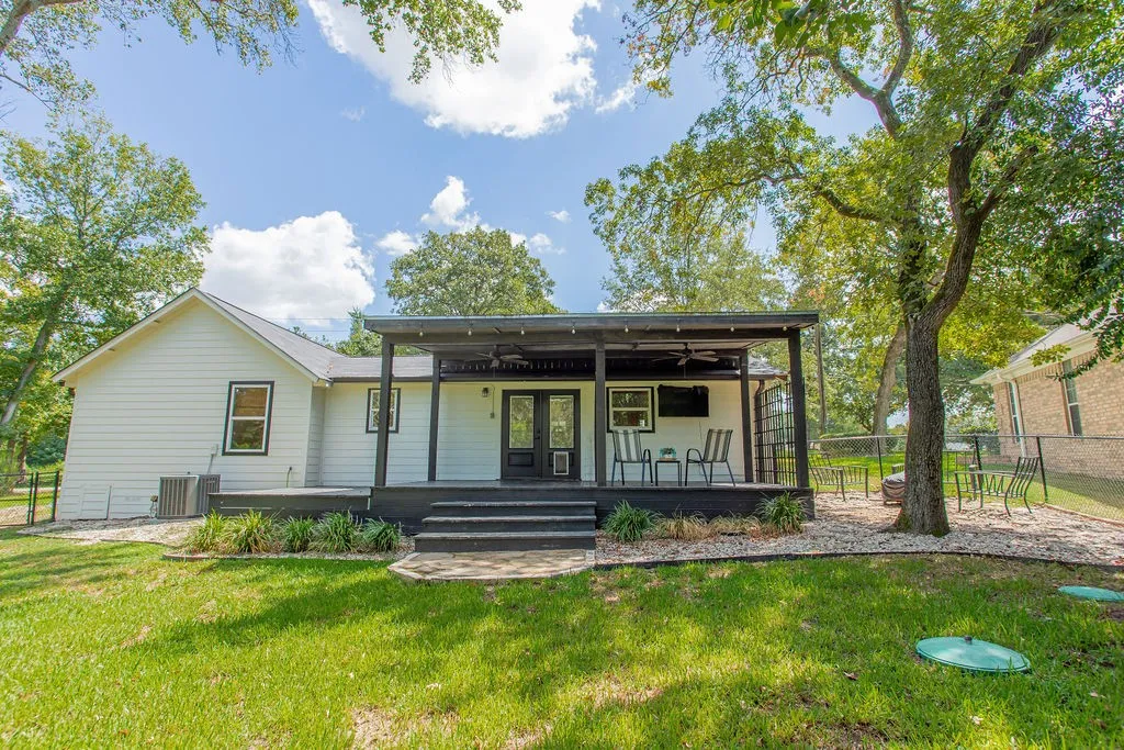 Single Family Residence For Sale in Smith County , 224 Hideaway Lane E, Hideaway, Texas 75771, 2 Bedroom, 2 Bathroom, Garage spaces, 1,330 Sqft, built in 1970, mls#21382158, Real Estate Agent in Hideaway, Homes For Sale in Smith county, Homes For Sale in Hideaway, Realtor in Hideaway Texas, Real Estate Brokerage Independent Realty Texas, Luminita Cordes Realtor