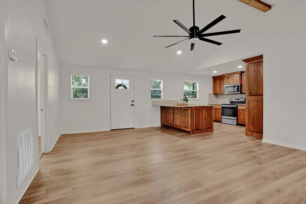 Single Family Residence For Sale in Smith County , 224 Hideaway Lane E, Hideaway, Texas 75771, 2 Bedroom, 2 Bathroom, Garage spaces, 1,330 Sqft, built in 1970, mls#21382158, Real Estate Agent in Hideaway, Homes For Sale in Smith county, Homes For Sale in Hideaway, Realtor in Hideaway Texas, Real Estate Brokerage Independent Realty Texas, Luminita Cordes Realtor