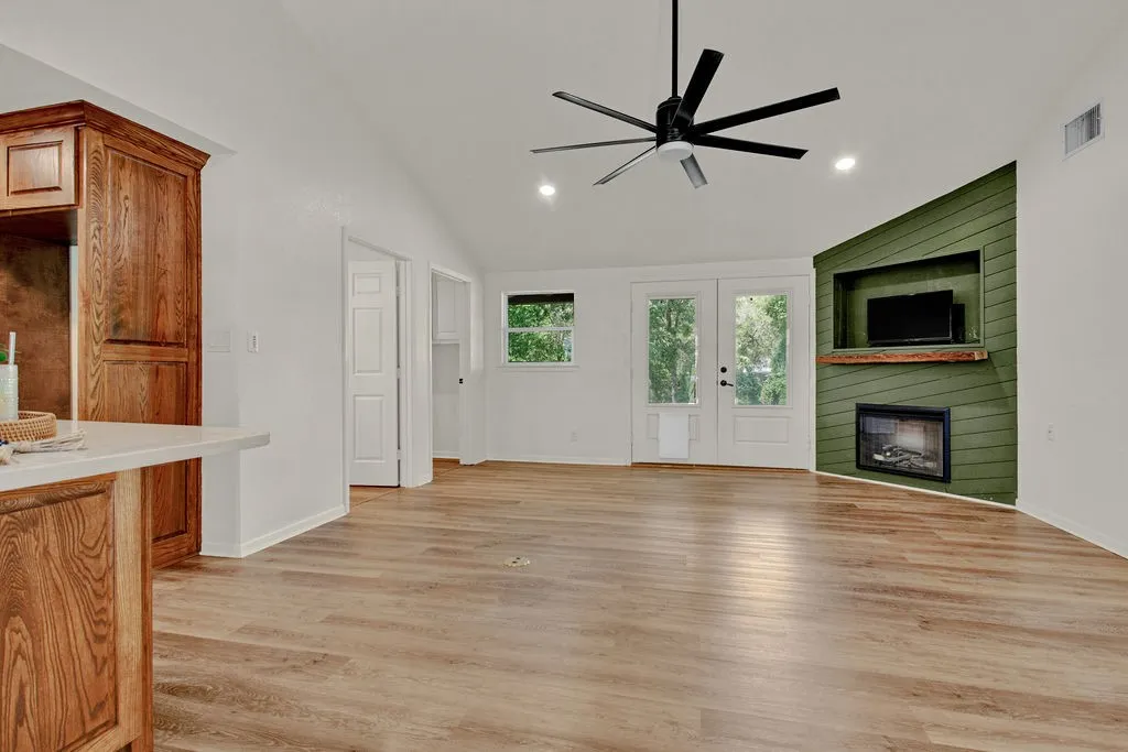 Single Family Residence For Sale in Smith County , 224 Hideaway Lane E, Hideaway, Texas 75771, 2 Bedroom, 2 Bathroom, Garage spaces, 1,330 Sqft, built in 1970, mls#21382158, Real Estate Agent in Hideaway, Homes For Sale in Smith county, Homes For Sale in Hideaway, Realtor in Hideaway Texas, Real Estate Brokerage Independent Realty Texas, Luminita Cordes Realtor