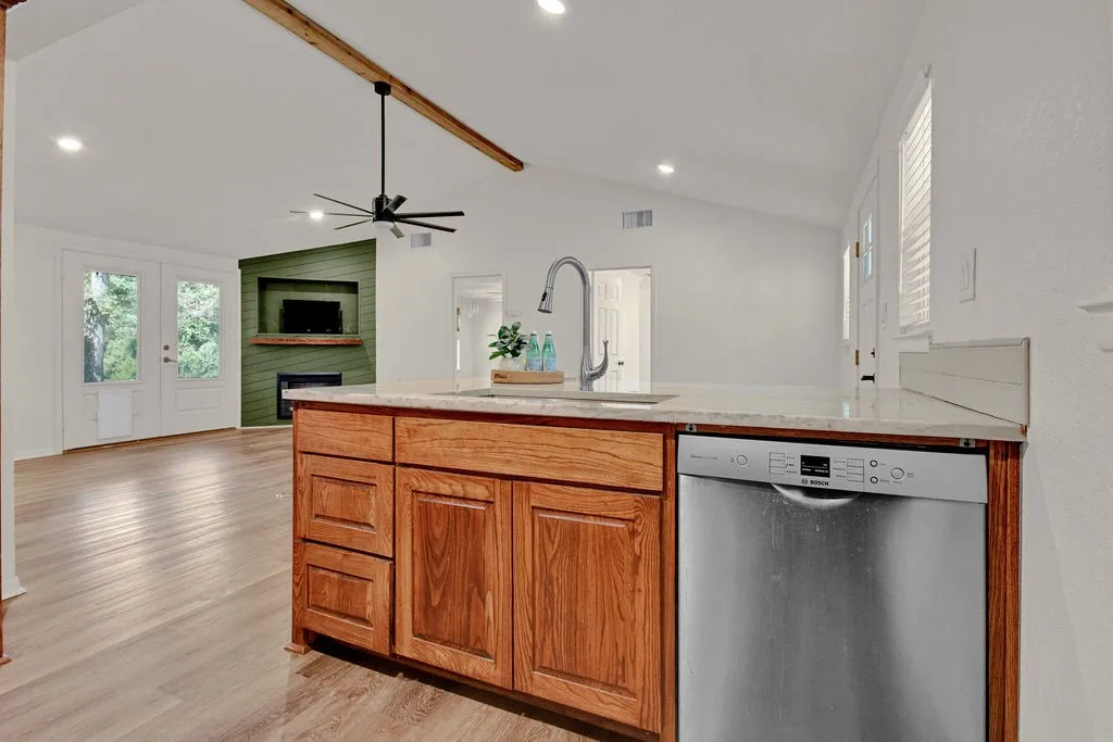 Single Family Residence For Sale in Smith County , 224 Hideaway Lane E, Hideaway, Texas 75771, 2 Bedroom, 2 Bathroom, Garage spaces, 1,330 Sqft, built in 1970, mls#21382158, Real Estate Agent in Hideaway, Homes For Sale in Smith county, Homes For Sale in Hideaway, Realtor in Hideaway Texas, Real Estate Brokerage Independent Realty Texas, Luminita Cordes Realtor