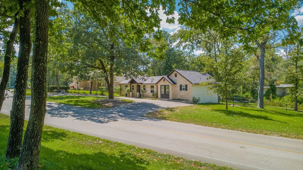 Single Family Residence For Sale in Smith County , 224 Hideaway Lane E, Hideaway, Texas 75771, 2 Bedroom, 2 Bathroom, Garage spaces, 1,330 Sqft, built in 1970, mls#21382158, Real Estate Agent in Hideaway, Homes For Sale in Smith county, Homes For Sale in Hideaway, Realtor in Hideaway Texas, Real Estate Brokerage Independent Realty Texas, Luminita Cordes Realtor