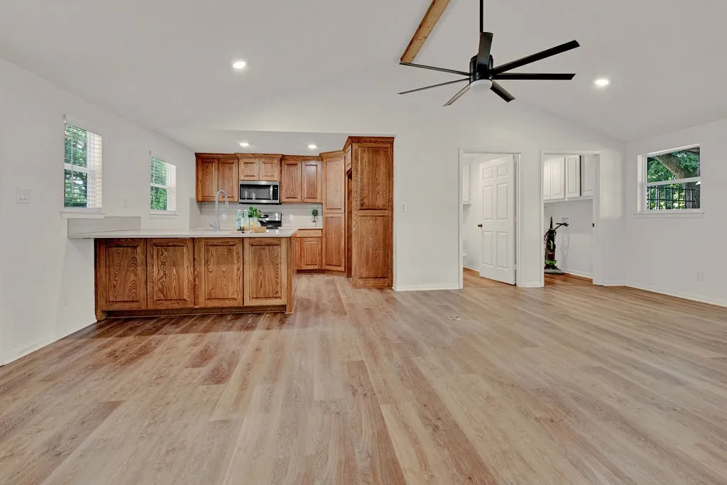 Single Family Residence For Sale in Smith County , 224 Hideaway Lane E, Hideaway, Texas 75771, 2 Bedroom, 2 Bathroom, Garage spaces, 1,330 Sqft, built in 1970, mls#21382158, Real Estate Agent in Hideaway, Homes For Sale in Smith county, Homes For Sale in Hideaway, Realtor in Hideaway Texas, Real Estate Brokerage Independent Realty Texas, Luminita Cordes Realtor