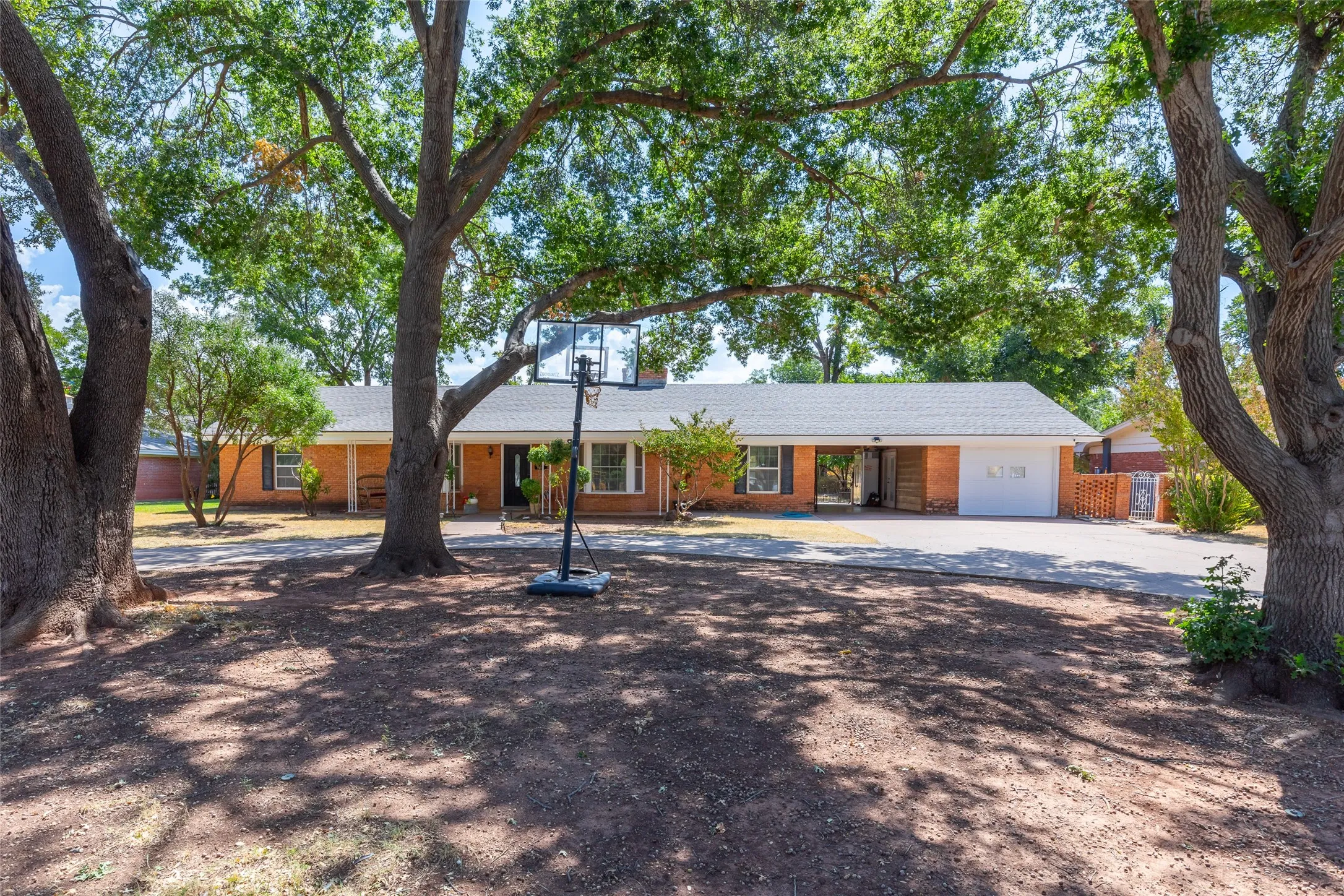 Single Family Residence For Sale in Taylor County , 10 Harvard Place, Abilene, Texas 79603, 3 Bedroom, 2 Bathroom, 1 Garage spaces, 2,003 Sqft, built in 1963, mls#21382073, Real Estate Agent in Abilene, Homes For Sale in Taylor county, Homes For Sale in Abilene, Realtor in Abilene Texas, Real Estate Brokerage Independent Realty Texas, Luminita Cordes Realtor