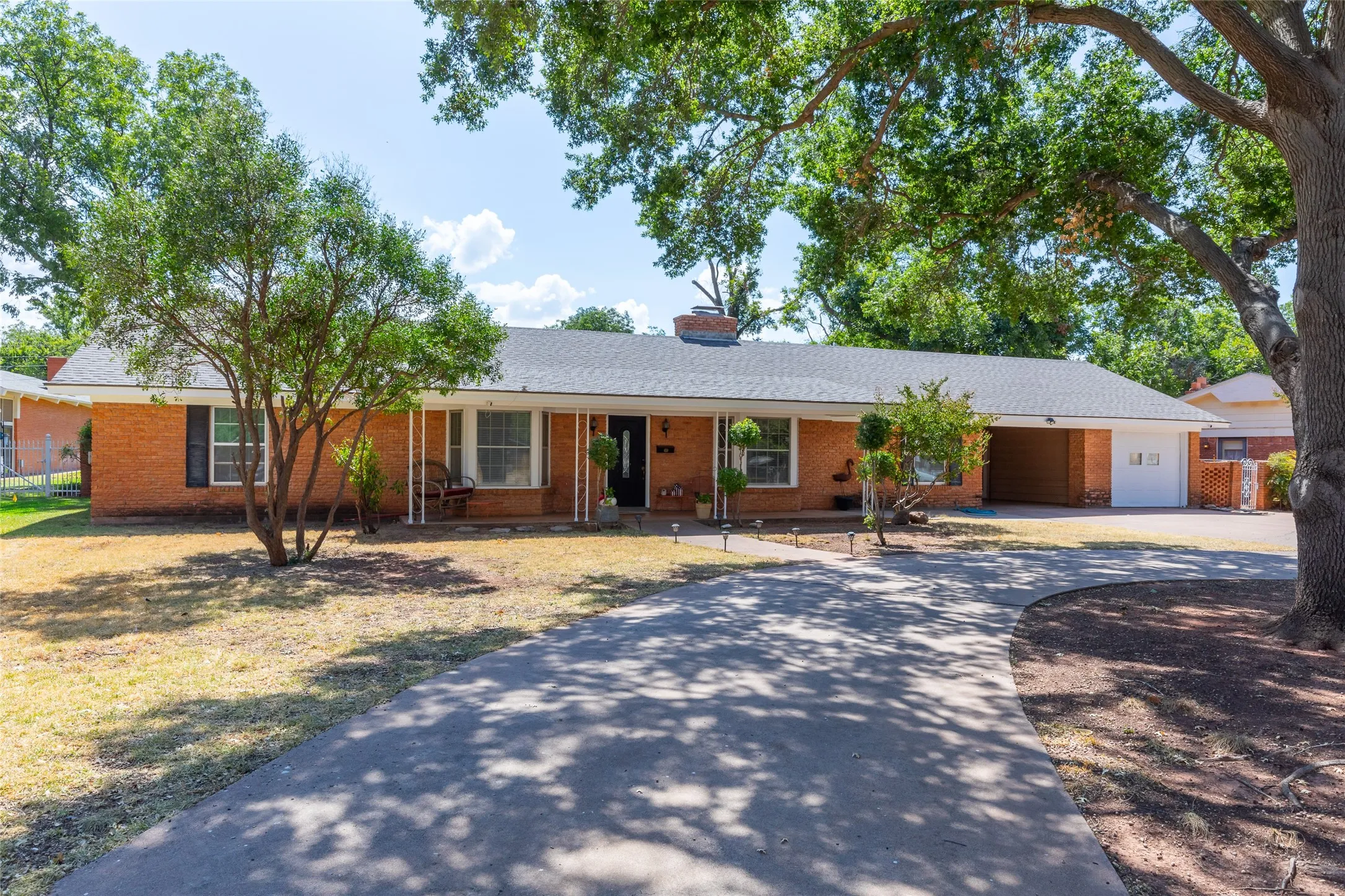Single Family Residence For Sale in Taylor County , 10 Harvard Place, Abilene, Texas 79603, 3 Bedroom, 2 Bathroom, 1 Garage spaces, 2,003 Sqft, built in 1963, mls#21382073, Real Estate Agent in Abilene, Homes For Sale in Taylor county, Homes For Sale in Abilene, Realtor in Abilene Texas, Real Estate Brokerage Independent Realty Texas, Luminita Cordes Realtor