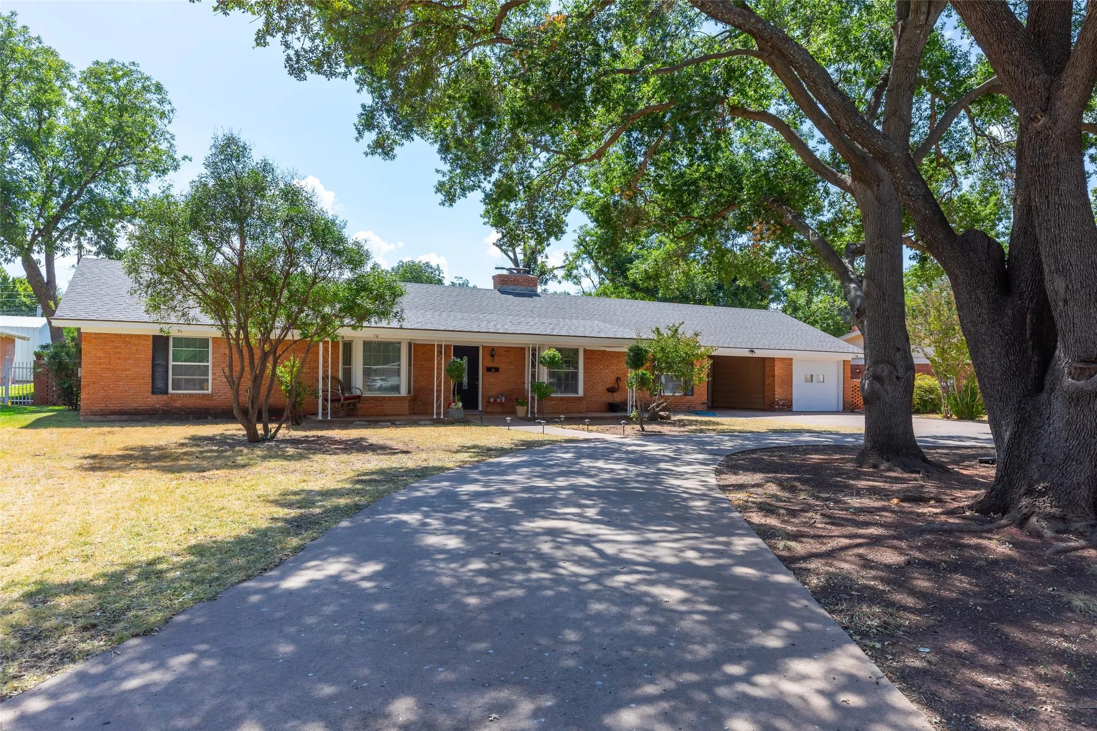Single Family Residence For Sale in Taylor County , 10 Harvard Place, Abilene, Texas 79603, 3 Bedroom, 2 Bathroom, 1 Garage spaces, 2,003 Sqft, built in 1963, mls#21382073, Real Estate Agent in Abilene, Homes For Sale in Taylor county, Homes For Sale in Abilene, Realtor in Abilene Texas, Real Estate Brokerage Independent Realty Texas, Luminita Cordes Realtor