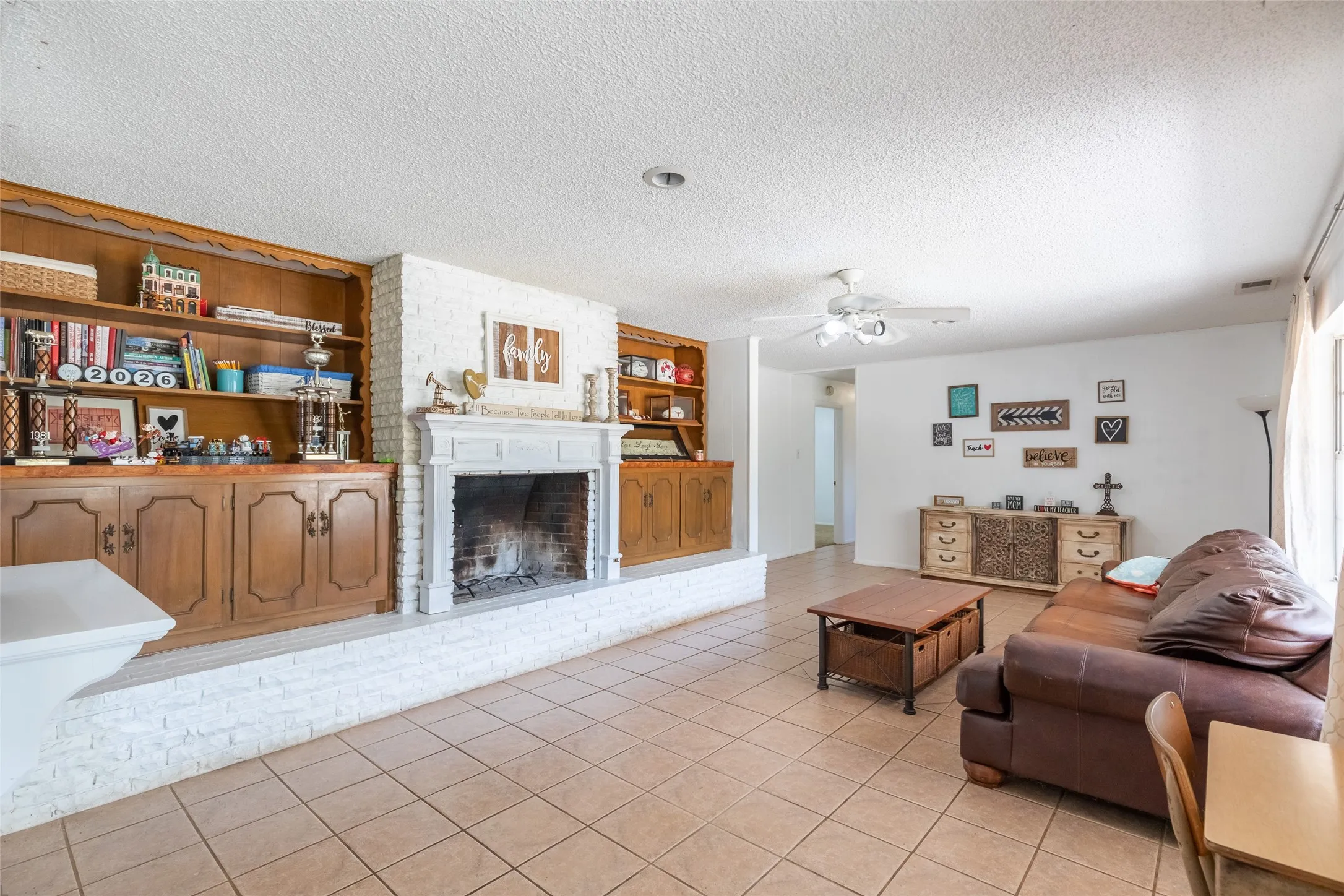 Single Family Residence For Sale in Taylor County , 10 Harvard Place, Abilene, Texas 79603, 3 Bedroom, 2 Bathroom, 1 Garage spaces, 2,003 Sqft, built in 1963, mls#21382073, Real Estate Agent in Abilene, Homes For Sale in Taylor county, Homes For Sale in Abilene, Realtor in Abilene Texas, Real Estate Brokerage Independent Realty Texas, Luminita Cordes Realtor