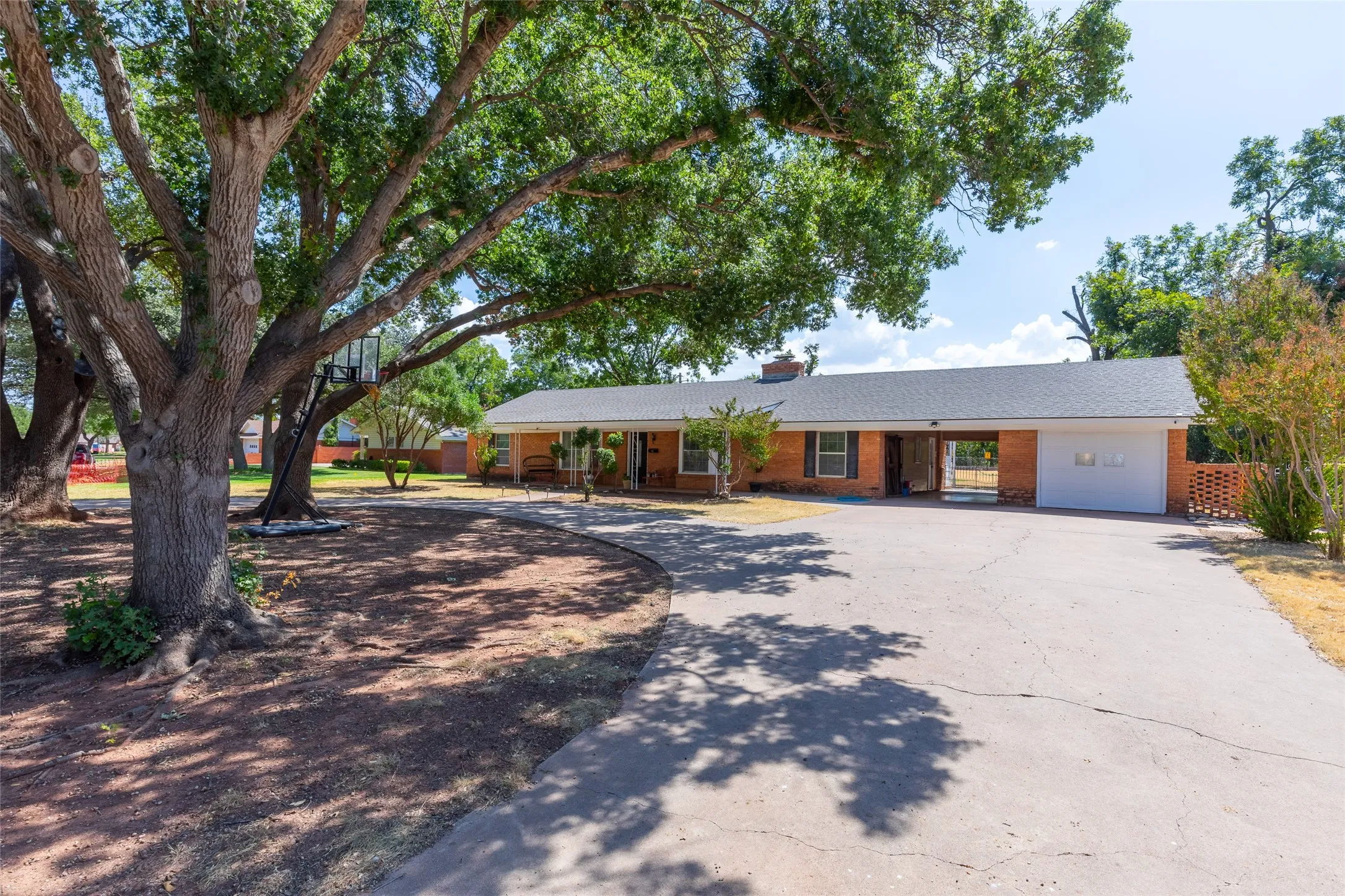 Single Family Residence For Sale in Taylor County , 10 Harvard Place, Abilene, Texas 79603, 3 Bedroom, 2 Bathroom, 1 Garage spaces, 2,003 Sqft, built in 1963, mls#21382073, Real Estate Agent in Abilene, Homes For Sale in Taylor county, Homes For Sale in Abilene, Realtor in Abilene Texas, Real Estate Brokerage Independent Realty Texas, Luminita Cordes Realtor