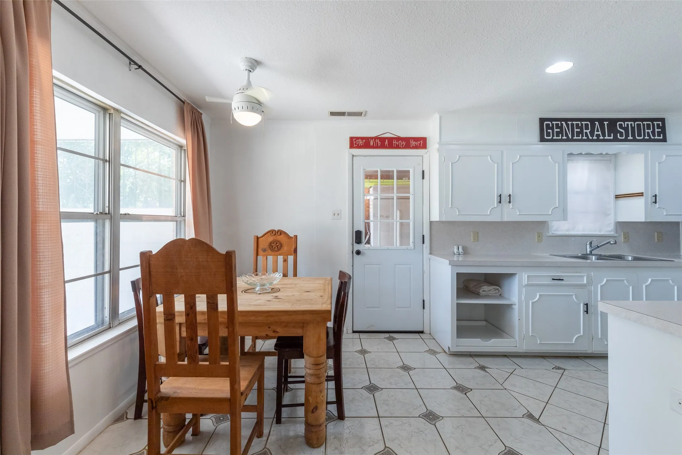 Single Family Residence For Sale in Taylor County , 10 Harvard Place, Abilene, Texas 79603, 3 Bedroom, 2 Bathroom, 1 Garage spaces, 2,003 Sqft, built in 1963, mls#21382073, Real Estate Agent in Abilene, Homes For Sale in Taylor county, Homes For Sale in Abilene, Realtor in Abilene Texas, Real Estate Brokerage Independent Realty Texas, Luminita Cordes Realtor