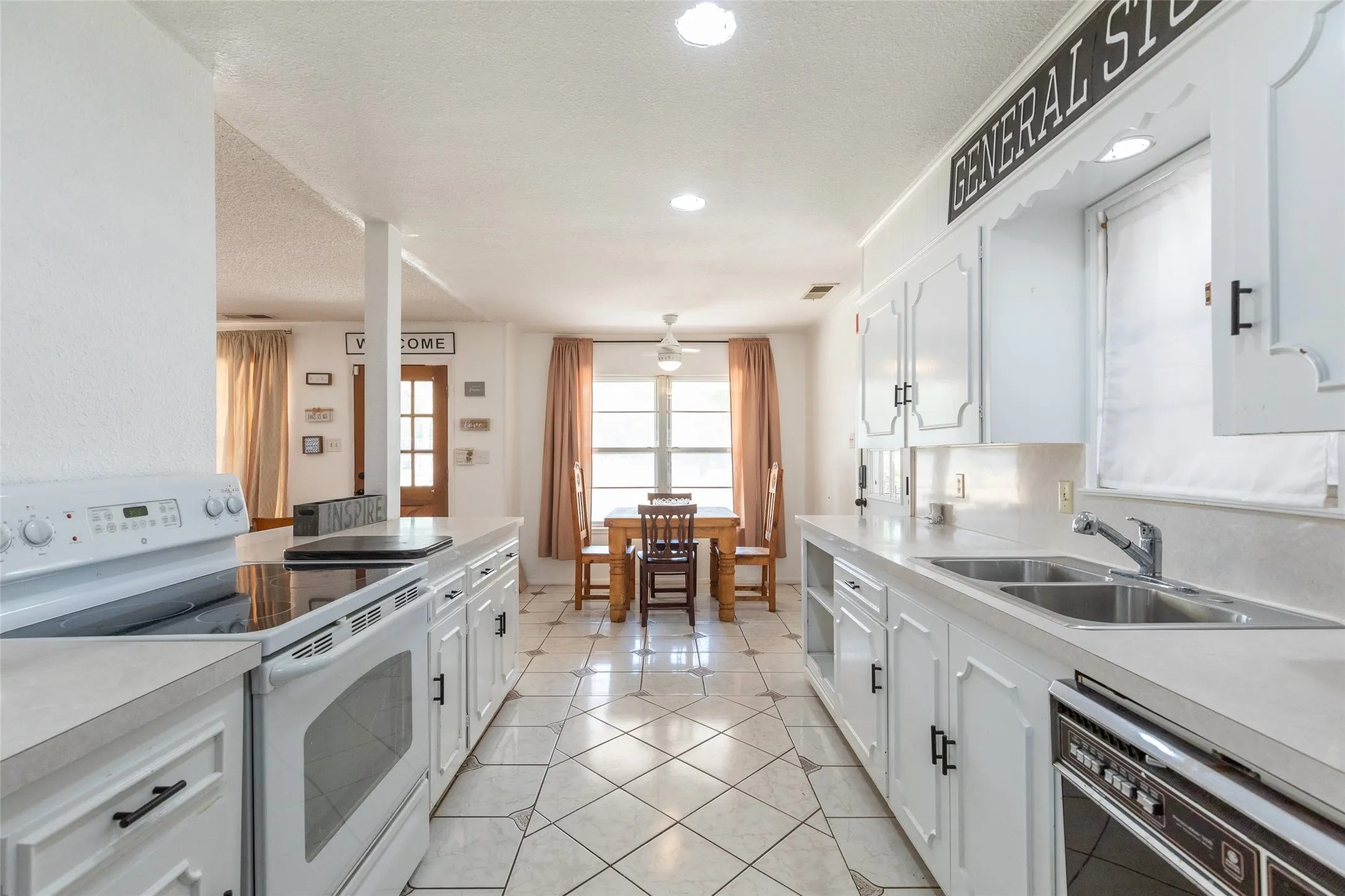Single Family Residence For Sale in Taylor County , 10 Harvard Place, Abilene, Texas 79603, 3 Bedroom, 2 Bathroom, 1 Garage spaces, 2,003 Sqft, built in 1963, mls#21382073, Real Estate Agent in Abilene, Homes For Sale in Taylor county, Homes For Sale in Abilene, Realtor in Abilene Texas, Real Estate Brokerage Independent Realty Texas, Luminita Cordes Realtor