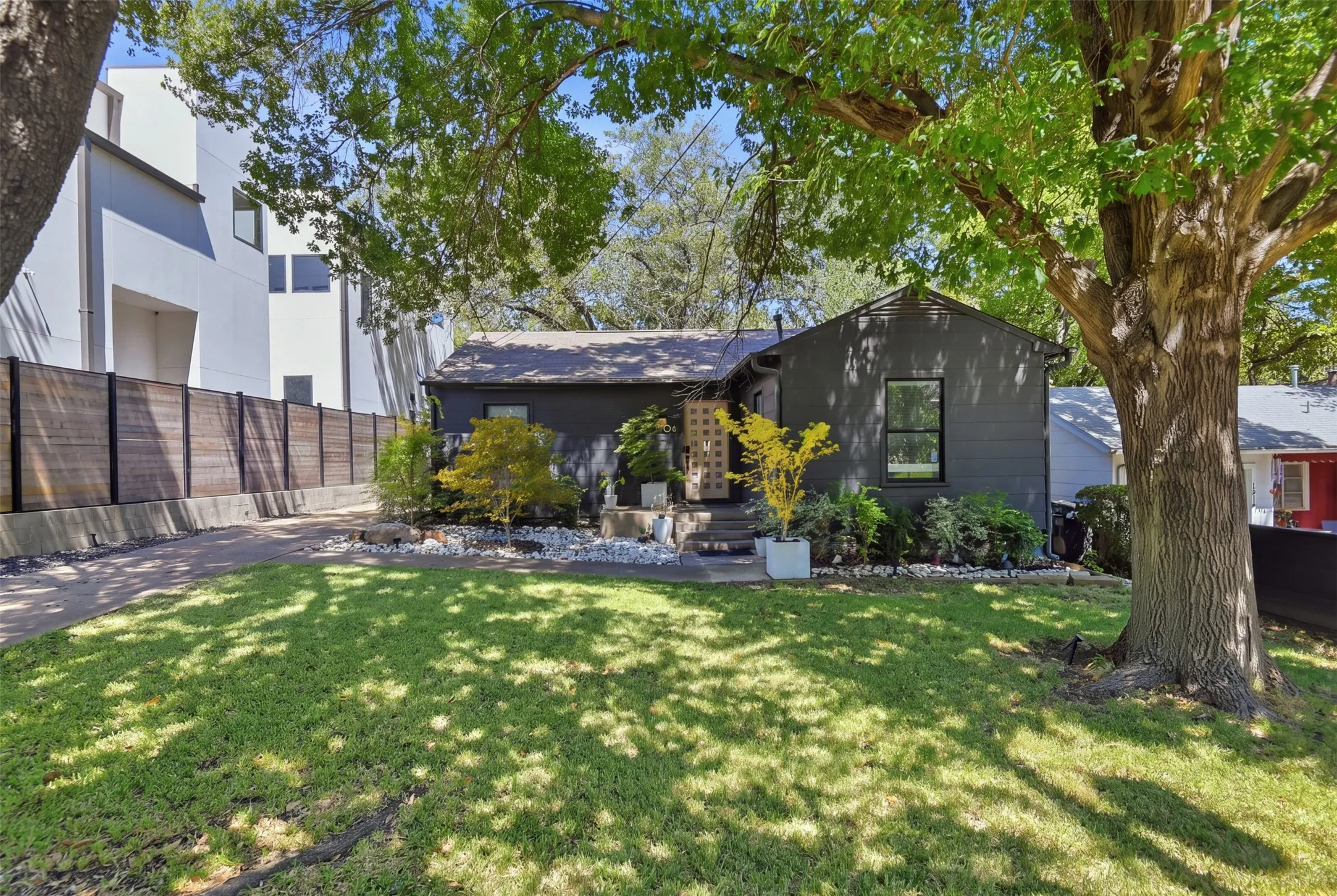 Single Family Residence For Sale in Dallas County , 1906 Lakeland Drive, Dallas, Texas 75218, 2 Bedroom, 1 Bathroom, 1 Garage spaces, 1,053 Sqft, built in 1950, mls#21371343, Real Estate Agent in Dallas, Homes For Sale in Dallas county, Homes For Sale in Dallas, Realtor in Dallas Texas, Real Estate Brokerage Independent Realty Texas, Luminita Cordes Realtor