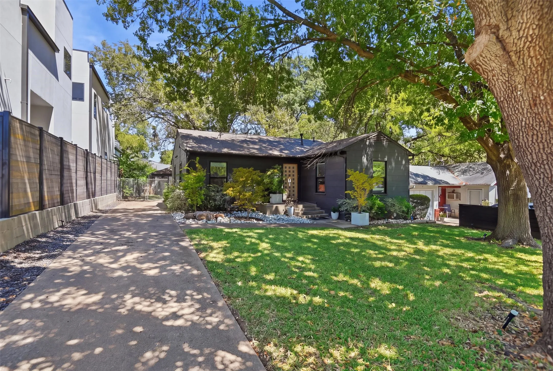 Single Family Residence For Sale in Dallas County , 1906 Lakeland Drive, Dallas, Texas 75218, 2 Bedroom, 1 Bathroom, 1 Garage spaces, 1,053 Sqft, built in 1950, mls#21371343, Real Estate Agent in Dallas, Homes For Sale in Dallas county, Homes For Sale in Dallas, Realtor in Dallas Texas, Real Estate Brokerage Independent Realty Texas, Luminita Cordes Realtor