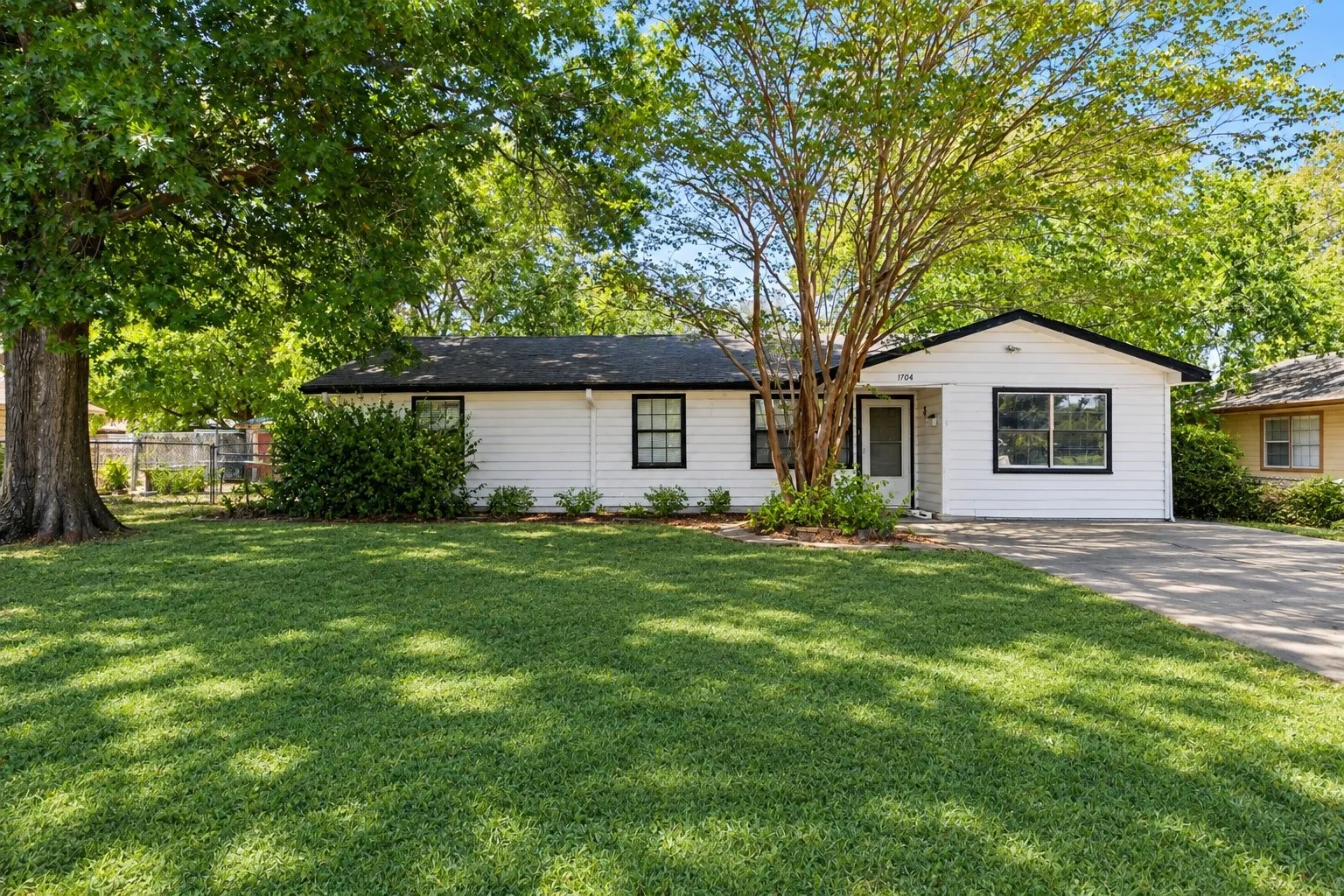 Single Family Residence For Sale in Kaufman County , 1704 S Clay Street, Kaufman, Texas 75142, 4 Bedroom, 1 Bathroom, Garage spaces, 1,210 Sqft, built in 1964, mls#21363514, Real Estate Agent in Kaufman, Homes For Sale in Kaufman county, Homes For Sale in Kaufman, Realtor in Kaufman Texas, Real Estate Brokerage Independent Realty Texas, Luminita Cordes Realtor