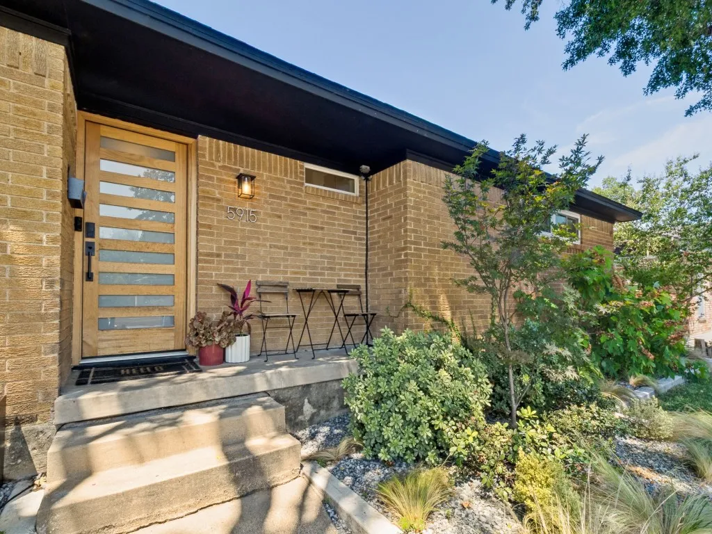 Single Family Residence For Sale in Dallas County , 5915 Canterview Drive, Dallas, Texas 75228, 3 Bedroom, 2 Bathroom, 2 Garage spaces, 1,773 Sqft, built in 1964, mls#21382146, Real Estate Agent in Dallas, Homes For Sale in Dallas county, Homes For Sale in Dallas, Realtor in Dallas Texas, Real Estate Brokerage Independent Realty Texas, Luminita Cordes Realtor