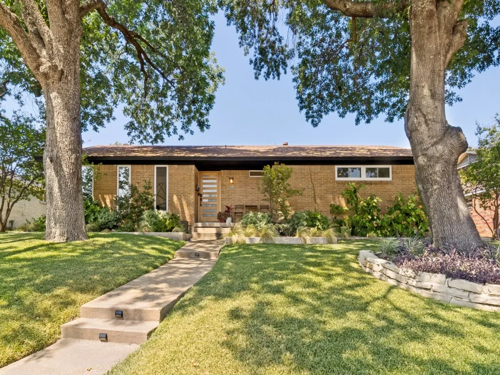 Single Family Residence For Sale in Dallas County , 5915 Canterview Drive, Dallas, Texas 75228, 3 Bedroom, 2 Bathroom, 2 Garage spaces, 1,773 Sqft, built in 1964, mls#21382146, Real Estate Agent in Dallas, Homes For Sale in Dallas county, Homes For Sale in Dallas, Realtor in Dallas Texas, Real Estate Brokerage Independent Realty Texas, Luminita Cordes Realtor
