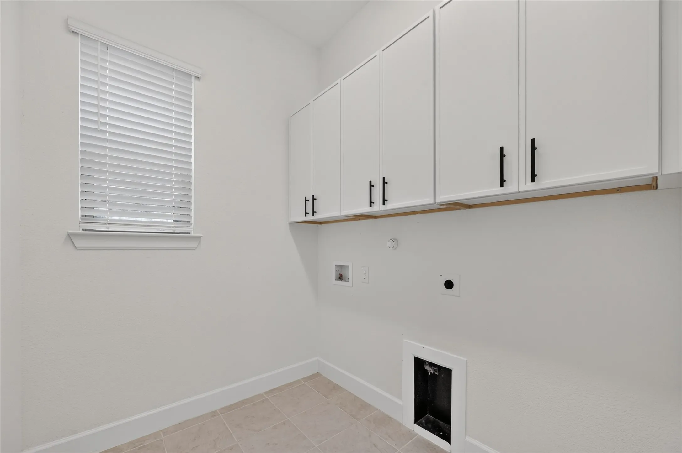 Single Family Residence For Sale in Denton County , 2552 Four Roses Drive, Lewisville, Texas 75056, 4 Bedroom, 4 Bathroom, 2 Garage spaces, 2,816 Sqft, built in 2023, mls#21382164, Real Estate Agent in Lewisville, Homes For Sale in Denton county, Homes For Sale in Lewisville, Realtor in Lewisville Texas, Real Estate Brokerage Independent Realty Texas, Luminita Cordes Realtor