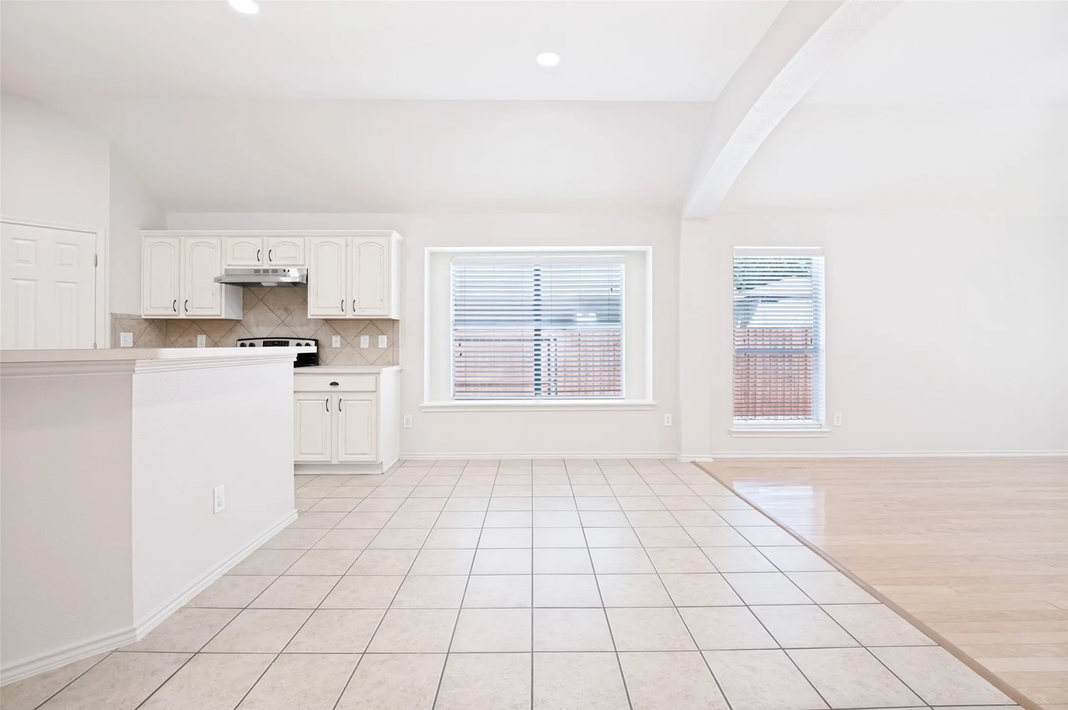 Single Family Residence For Rent in Tarrant County , 2755 Honey Suckle Drive, Grand Prairie, Texas 75052, 3 Bedroom, 2 Bathroom, 2 Garage spaces, 1,880 Sqft, built in 2004, mls#21382163, Real Estate Agent in Grand Prairie, Homes For Rent in Tarrant county, Homes For Rent in Grand Prairie, Realtor in Grand Prairie Texas, Real Estate Brokerage Independent Realty Texas, Luminita Cordes Realtor