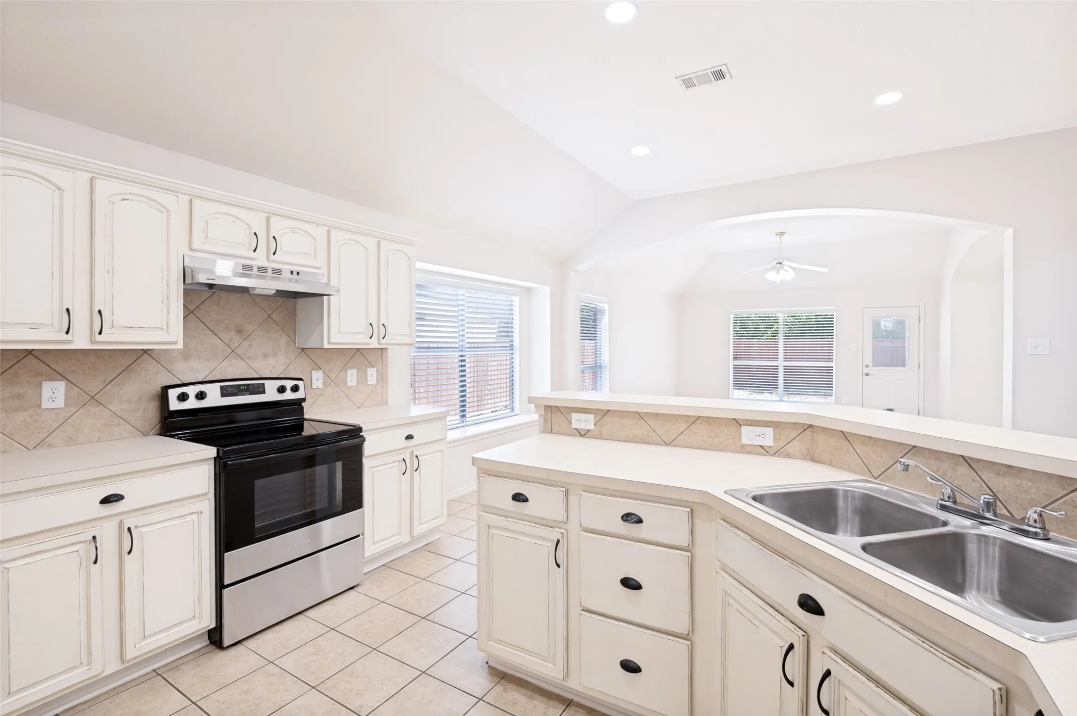 Single Family Residence For Rent in Tarrant County , 2755 Honey Suckle Drive, Grand Prairie, Texas 75052, 3 Bedroom, 2 Bathroom, 2 Garage spaces, 1,880 Sqft, built in 2004, mls#21382163, Real Estate Agent in Grand Prairie, Homes For Rent in Tarrant county, Homes For Rent in Grand Prairie, Realtor in Grand Prairie Texas, Real Estate Brokerage Independent Realty Texas, Luminita Cordes Realtor