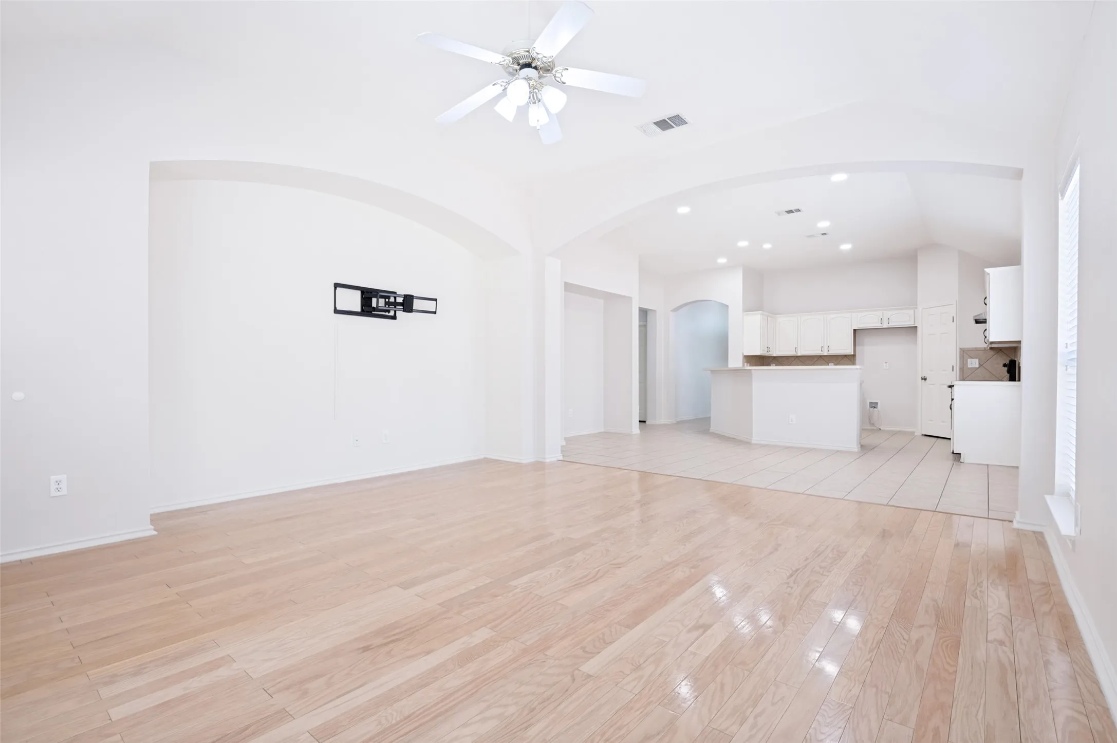 Single Family Residence For Rent in Tarrant County , 2755 Honey Suckle Drive, Grand Prairie, Texas 75052, 3 Bedroom, 2 Bathroom, 2 Garage spaces, 1,880 Sqft, built in 2004, mls#21382163, Real Estate Agent in Grand Prairie, Homes For Rent in Tarrant county, Homes For Rent in Grand Prairie, Realtor in Grand Prairie Texas, Real Estate Brokerage Independent Realty Texas, Luminita Cordes Realtor