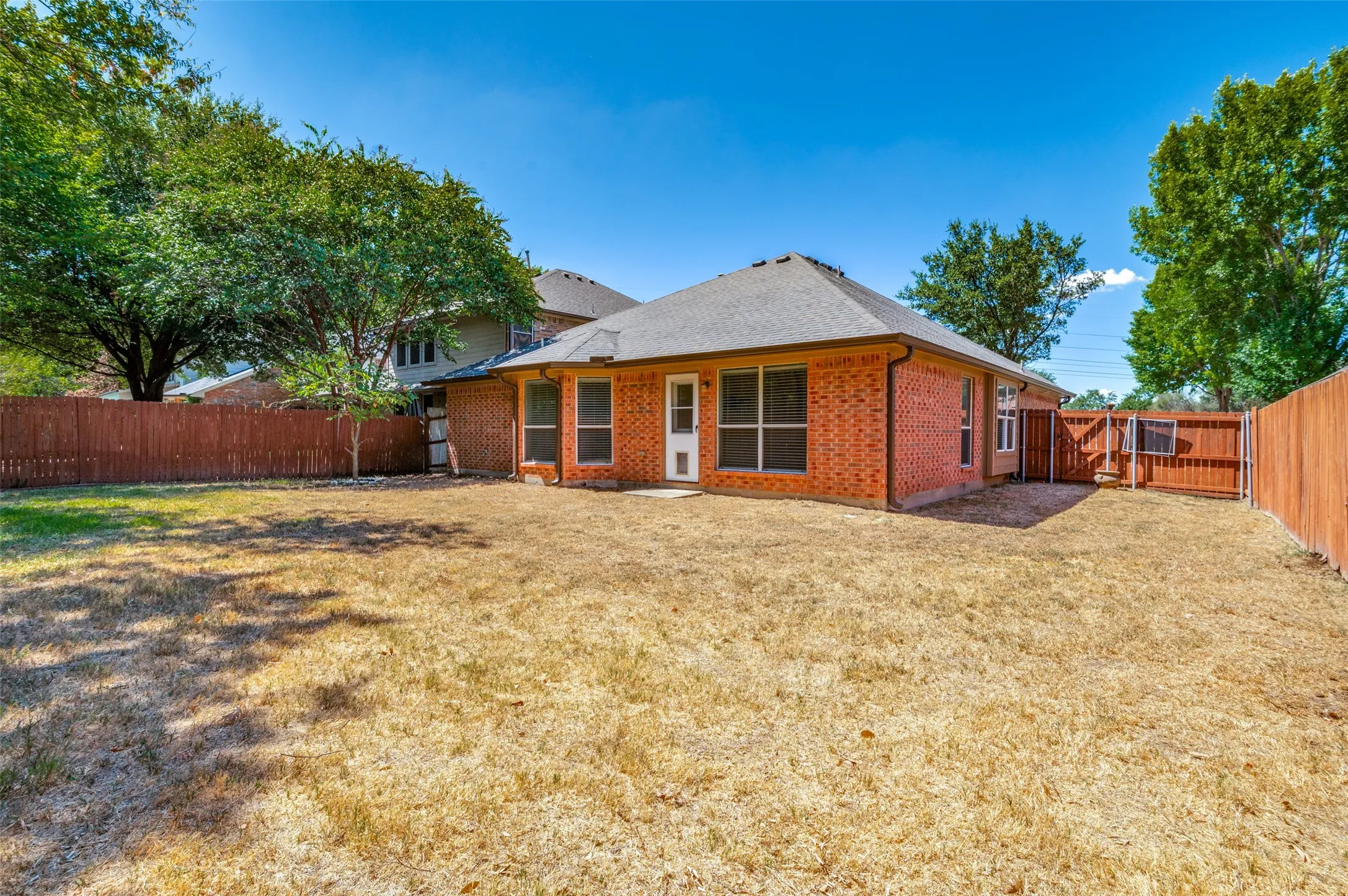Single Family Residence For Rent in Tarrant County , 2755 Honey Suckle Drive, Grand Prairie, Texas 75052, 3 Bedroom, 2 Bathroom, 2 Garage spaces, 1,880 Sqft, built in 2004, mls#21382163, Real Estate Agent in Grand Prairie, Homes For Rent in Tarrant county, Homes For Rent in Grand Prairie, Realtor in Grand Prairie Texas, Real Estate Brokerage Independent Realty Texas, Luminita Cordes Realtor