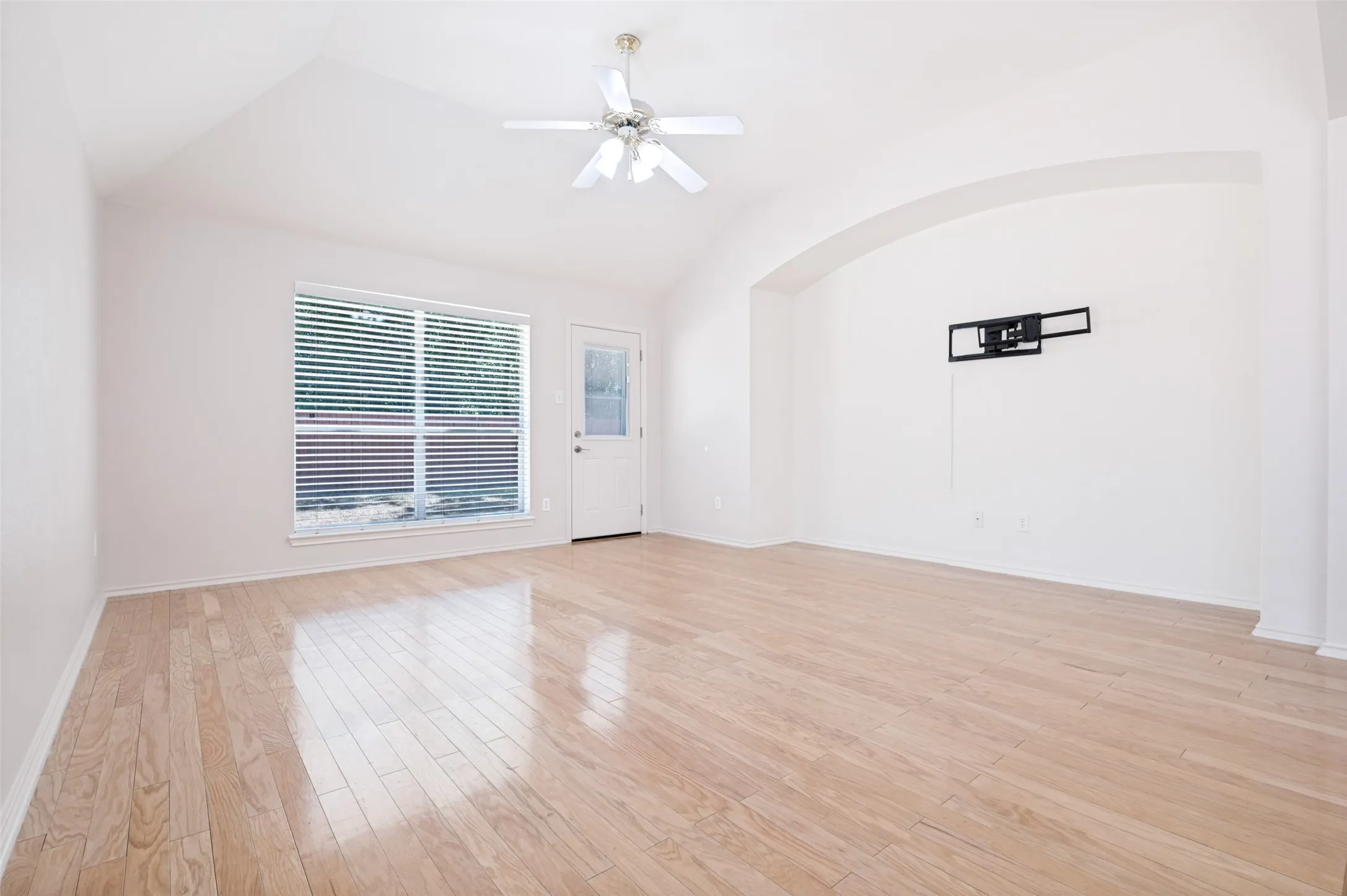 Single Family Residence For Rent in Tarrant County , 2755 Honey Suckle Drive, Grand Prairie, Texas 75052, 3 Bedroom, 2 Bathroom, 2 Garage spaces, 1,880 Sqft, built in 2004, mls#21382163, Real Estate Agent in Grand Prairie, Homes For Rent in Tarrant county, Homes For Rent in Grand Prairie, Realtor in Grand Prairie Texas, Real Estate Brokerage Independent Realty Texas, Luminita Cordes Realtor