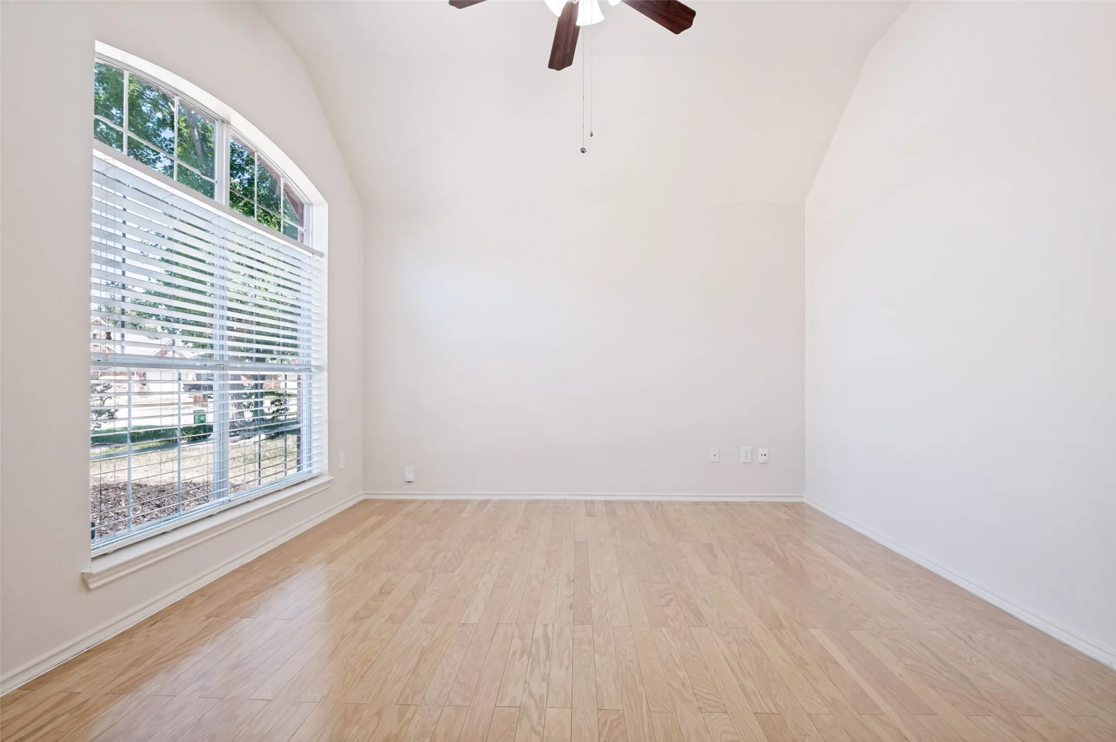 Single Family Residence For Rent in Tarrant County , 2755 Honey Suckle Drive, Grand Prairie, Texas 75052, 3 Bedroom, 2 Bathroom, 2 Garage spaces, 1,880 Sqft, built in 2004, mls#21382163, Real Estate Agent in Grand Prairie, Homes For Rent in Tarrant county, Homes For Rent in Grand Prairie, Realtor in Grand Prairie Texas, Real Estate Brokerage Independent Realty Texas, Luminita Cordes Realtor