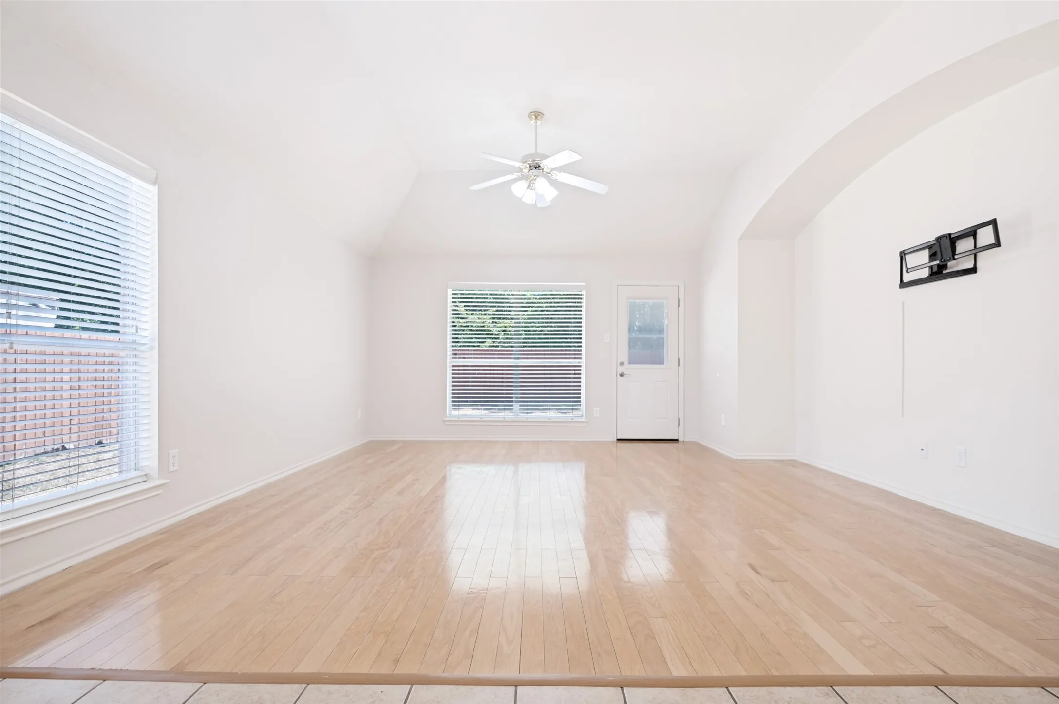 Single Family Residence For Rent in Tarrant County , 2755 Honey Suckle Drive, Grand Prairie, Texas 75052, 3 Bedroom, 2 Bathroom, 2 Garage spaces, 1,880 Sqft, built in 2004, mls#21382163, Real Estate Agent in Grand Prairie, Homes For Rent in Tarrant county, Homes For Rent in Grand Prairie, Realtor in Grand Prairie Texas, Real Estate Brokerage Independent Realty Texas, Luminita Cordes Realtor